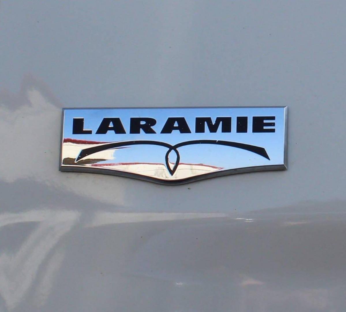 2017 White RAM 1500 Laramie Crew Cab SWB 4WD (1C6RR7NT5HS) with an 5.7L V8 OHV 16V engine, 8A transmission, located at 4301 NW 39th , Oklahoma City, OK, 73112, (405) 949-5600, 35.512135, -97.598671 - NO DRIVERS LICENCE -NO FULL COVERAGE INSURANCE - NO CREDIT CHECK. COME ON OVER TO SUPERSPORTS, TAKE A LOOK AND TEST DRIVE. PLEASE GIVE US A CALL AT (405) 949-5600. NO LICENCIA DE CONDUCIR - NO SEGURO DE COBERTURA TOTAL - NO VERIFICACION DE CREDITO. VISITENOS EN SUPERSPORTS, MIRE - Photo#19