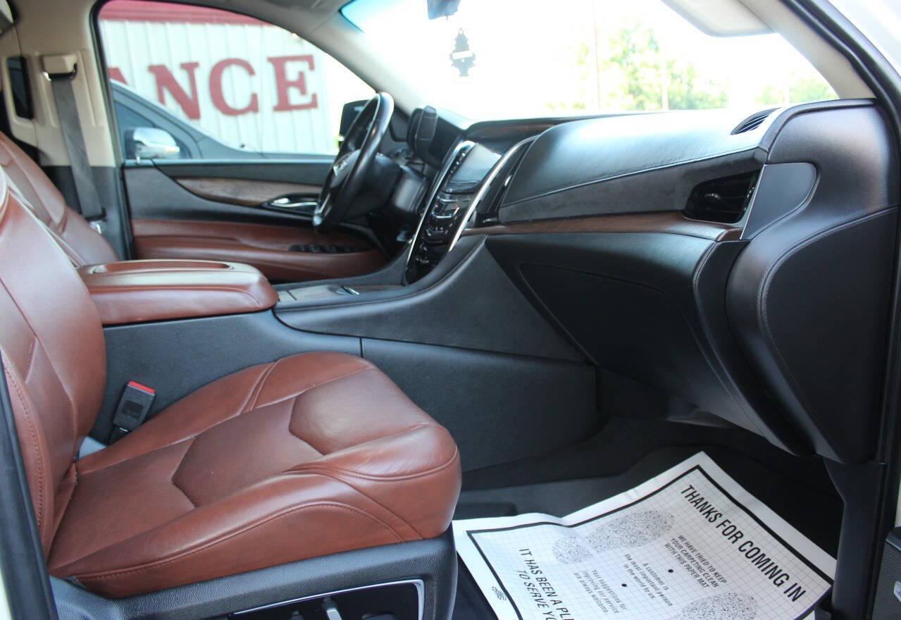 2019 White Cadillac Escalade ESV Premium 4WD (1GYS4JKJ2KR) with an 6.2L V8 OHV 16V FFV engine, 10A transmission, located at 4301 NW 39th , Oklahoma City, OK, 73112, (405) 949-5600, 35.512135, -97.598671 - NO DRIVERS LICENCE -NO FULL COVERAGE INSURANCE - NO CREDIT CHECK. COME ON OVER TO SUPERSPORTS, TAKE A LOOK AND TEST DRIVE. PLEASE GIVE US A CALL AT (405) 949-5600. NO LICENCIA DE CONDUCIR - NO SEGURO DE COBERTURA TOTAL - NO VERIFICACION DE CREDITO. VISITENOS EN SUPERSPORTS, MIRE NUESTRO - Photo#8