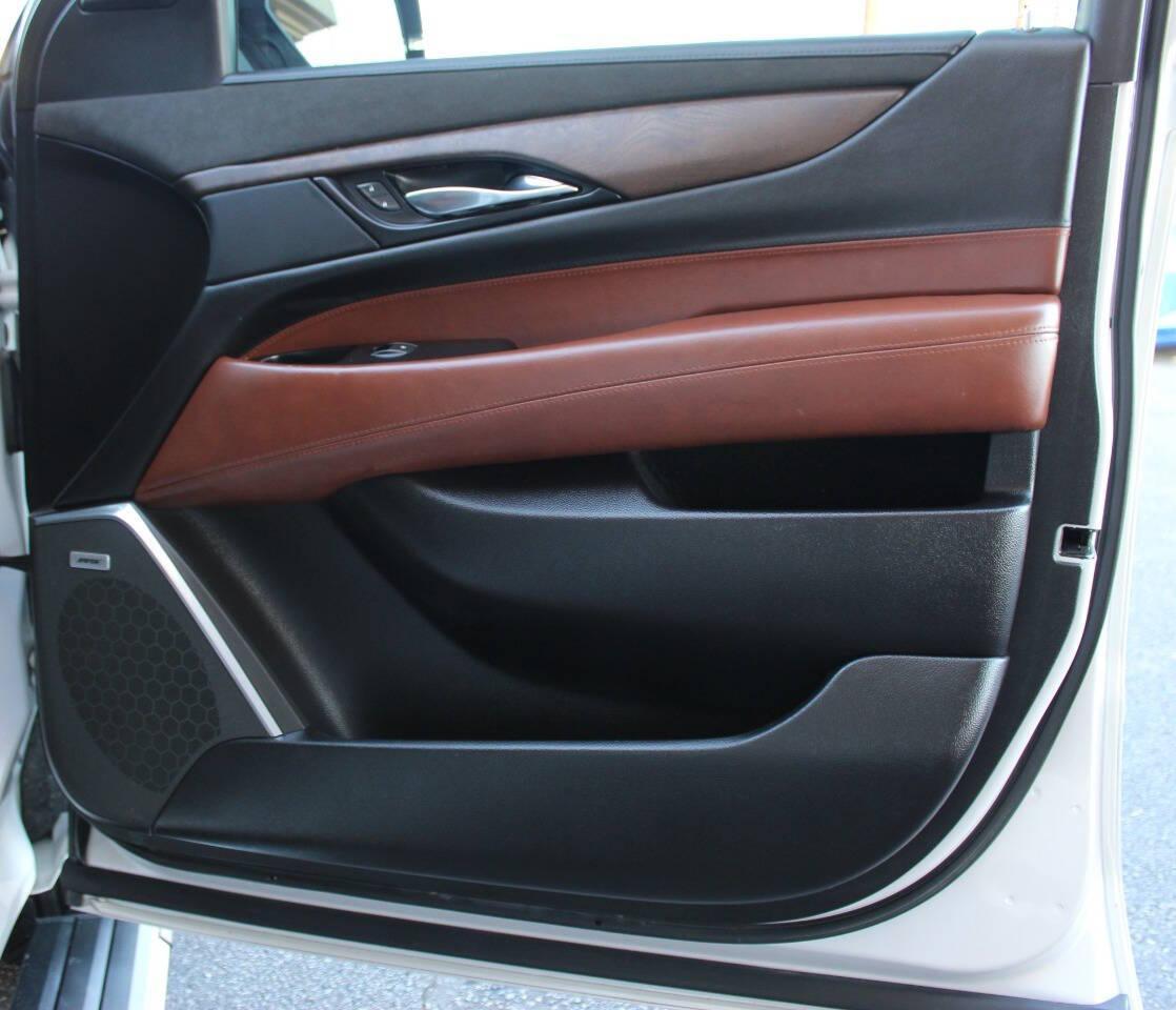 2019 White Cadillac Escalade ESV Premium 4WD (1GYS4JKJ2KR) with an 6.2L V8 OHV 16V FFV engine, 10A transmission, located at 4301 NW 39th , Oklahoma City, OK, 73112, (405) 949-5600, 35.512135, -97.598671 - NO DRIVERS LICENCE -NO FULL COVERAGE INSURANCE - NO CREDIT CHECK. COME ON OVER TO SUPERSPORTS, TAKE A LOOK AND TEST DRIVE. PLEASE GIVE US A CALL AT (405) 949-5600. NO LICENCIA DE CONDUCIR - NO SEGURO DE COBERTURA TOTAL - NO VERIFICACION DE CREDITO. VISITENOS EN SUPERSPORTS, MIRE NUESTRO - Photo#9