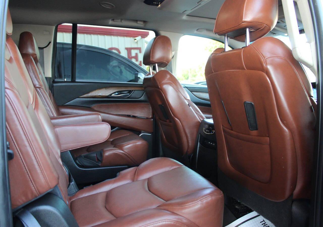 2019 White Cadillac Escalade ESV Premium 4WD (1GYS4JKJ2KR) with an 6.2L V8 OHV 16V FFV engine, 10A transmission, located at 4301 NW 39th , Oklahoma City, OK, 73112, (405) 949-5600, 35.512135, -97.598671 - NO DRIVERS LICENCE -NO FULL COVERAGE INSURANCE - NO CREDIT CHECK. COME ON OVER TO SUPERSPORTS, TAKE A LOOK AND TEST DRIVE. PLEASE GIVE US A CALL AT (405) 949-5600. NO LICENCIA DE CONDUCIR - NO SEGURO DE COBERTURA TOTAL - NO VERIFICACION DE CREDITO. VISITENOS EN SUPERSPORTS, MIRE NUESTRO - Photo#10