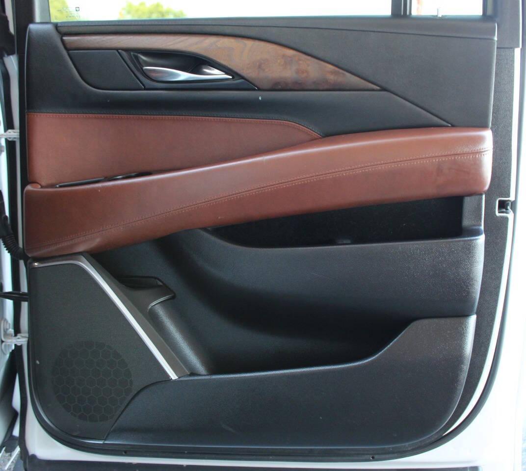 2019 White Cadillac Escalade ESV Premium 4WD (1GYS4JKJ2KR) with an 6.2L V8 OHV 16V FFV engine, 10A transmission, located at 4301 NW 39th , Oklahoma City, OK, 73112, (405) 949-5600, 35.512135, -97.598671 - NO DRIVERS LICENCE -NO FULL COVERAGE INSURANCE - NO CREDIT CHECK. COME ON OVER TO SUPERSPORTS, TAKE A LOOK AND TEST DRIVE. PLEASE GIVE US A CALL AT (405) 949-5600. NO LICENCIA DE CONDUCIR - NO SEGURO DE COBERTURA TOTAL - NO VERIFICACION DE CREDITO. VISITENOS EN SUPERSPORTS, MIRE NUESTRO - Photo#11