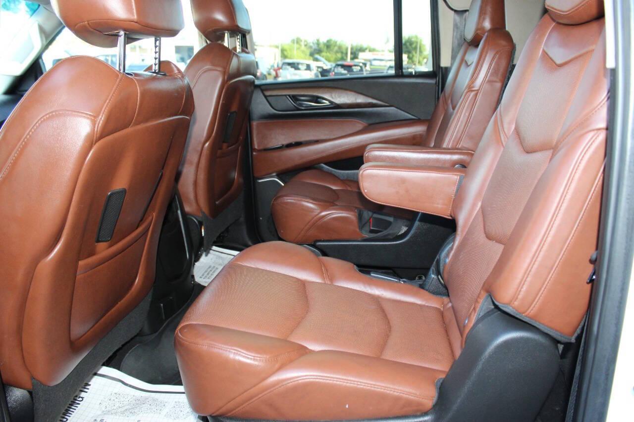 2019 White Cadillac Escalade ESV Premium 4WD (1GYS4JKJ2KR) with an 6.2L V8 OHV 16V FFV engine, 10A transmission, located at 4301 NW 39th , Oklahoma City, OK, 73112, (405) 949-5600, 35.512135, -97.598671 - NO DRIVERS LICENCE -NO FULL COVERAGE INSURANCE - NO CREDIT CHECK. COME ON OVER TO SUPERSPORTS, TAKE A LOOK AND TEST DRIVE. PLEASE GIVE US A CALL AT (405) 949-5600. NO LICENCIA DE CONDUCIR - NO SEGURO DE COBERTURA TOTAL - NO VERIFICACION DE CREDITO. VISITENOS EN SUPERSPORTS, MIRE NUESTRO - Photo#16