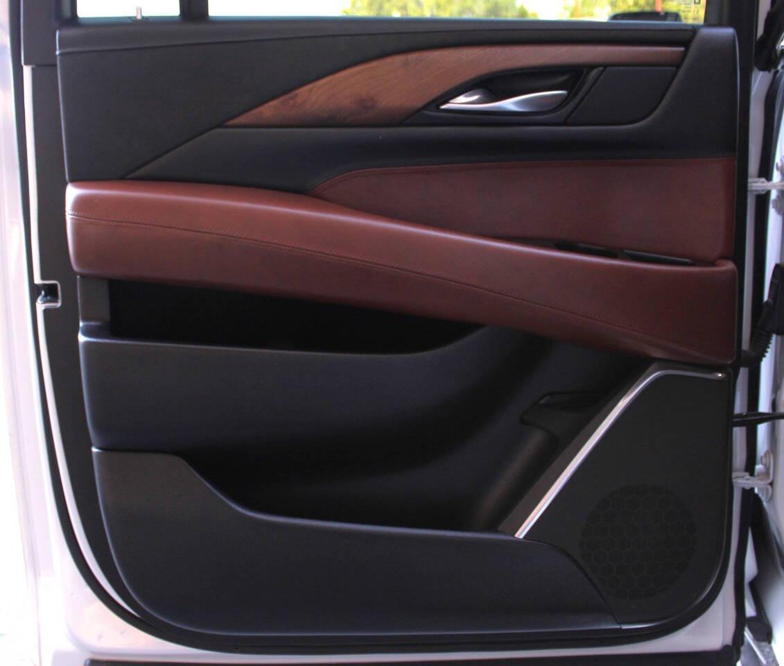 2019 White Cadillac Escalade ESV Premium 4WD (1GYS4JKJ2KR) with an 6.2L V8 OHV 16V FFV engine, 10A transmission, located at 4301 NW 39th , Oklahoma City, OK, 73112, (405) 949-5600, 35.512135, -97.598671 - NO DRIVERS LICENCE -NO FULL COVERAGE INSURANCE - NO CREDIT CHECK. COME ON OVER TO SUPERSPORTS, TAKE A LOOK AND TEST DRIVE. PLEASE GIVE US A CALL AT (405) 949-5600. NO LICENCIA DE CONDUCIR - NO SEGURO DE COBERTURA TOTAL - NO VERIFICACION DE CREDITO. VISITENOS EN SUPERSPORTS, MIRE NUESTRO - Photo#17