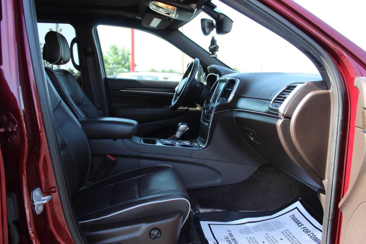 2018 Maroon Jeep Grand Cherokee Overland 2WD (1C4RJECG8JC) with an 3.6L V6 DOHC 24V engine, 8A transmission, located at 4301 NW 39th , Oklahoma City, OK, 73112, (405) 949-5600, 35.512135, -97.598671 - NO DRIVERS LICENCE -NO FULL COVERAGE INSURANCE - NO CREDIT CHECK. COME ON OVER TO SUPERSPORTS, TAKE A LOOK AND TEST DRIVE. PLEASE GIVE US A CALL AT (405) 949-5600. NO LICENCIA DE CONDUCIR - NO SEGURO DE COBERTURA TOTAL - NO VERIFICACION DE CREDITO. VISITENOS EN SUPERSPORTS, MIRE NUESTRO - Photo#8