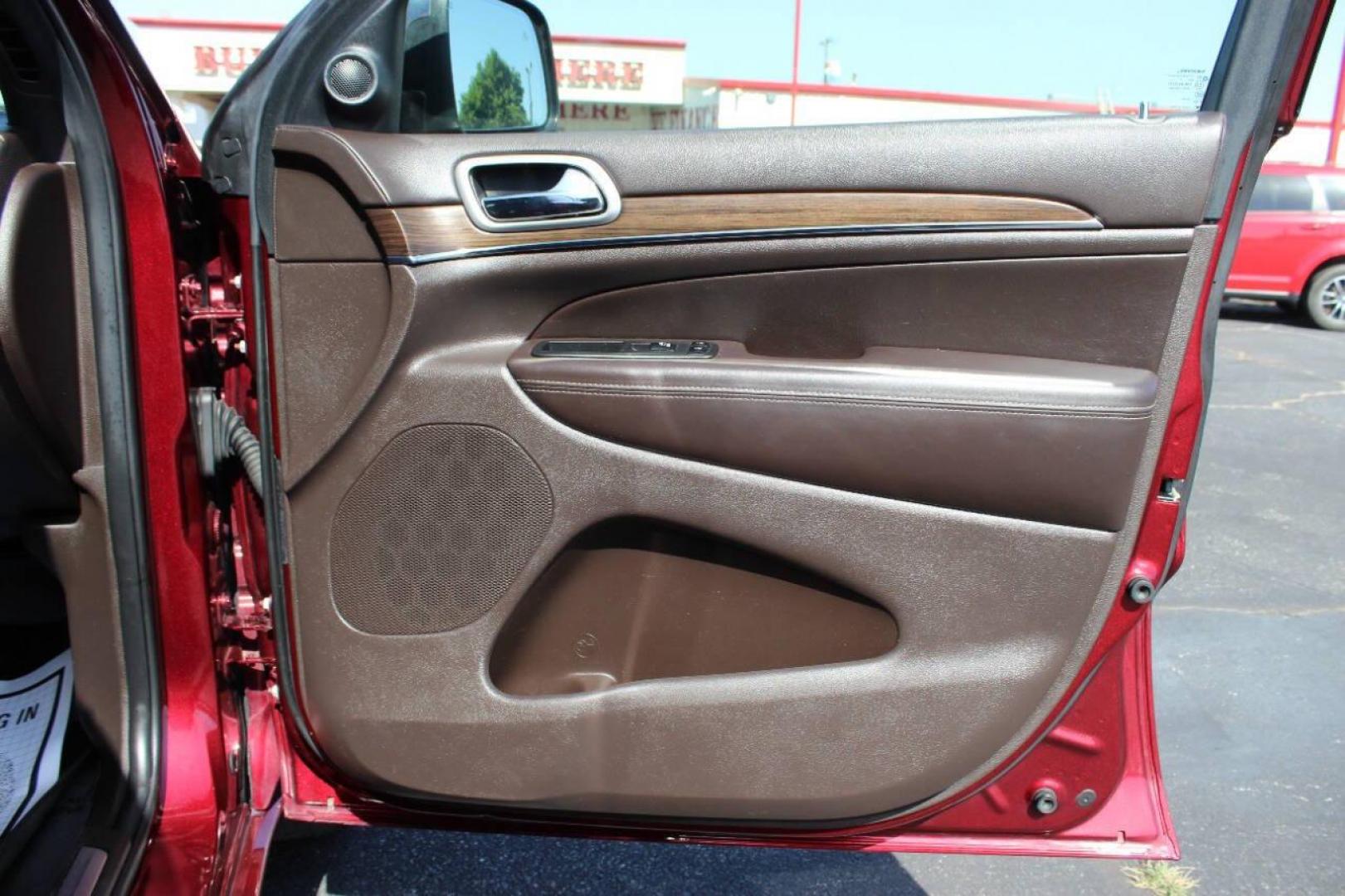 2018 Maroon Jeep Grand Cherokee Overland 2WD (1C4RJECG8JC) with an 3.6L V6 DOHC 24V engine, 8A transmission, located at 4301 NW 39th , Oklahoma City, OK, 73112, (405) 949-5600, 35.512135, -97.598671 - NO DRIVERS LICENCE -NO FULL COVERAGE INSURANCE - NO CREDIT CHECK. COME ON OVER TO SUPERSPORTS, TAKE A LOOK AND TEST DRIVE. PLEASE GIVE US A CALL AT (405) 949-5600. NO LICENCIA DE CONDUCIR - NO SEGURO DE COBERTURA TOTAL - NO VERIFICACION DE CREDITO. VISITENOS EN SUPERSPORTS, MIRE NUESTRO - Photo#10