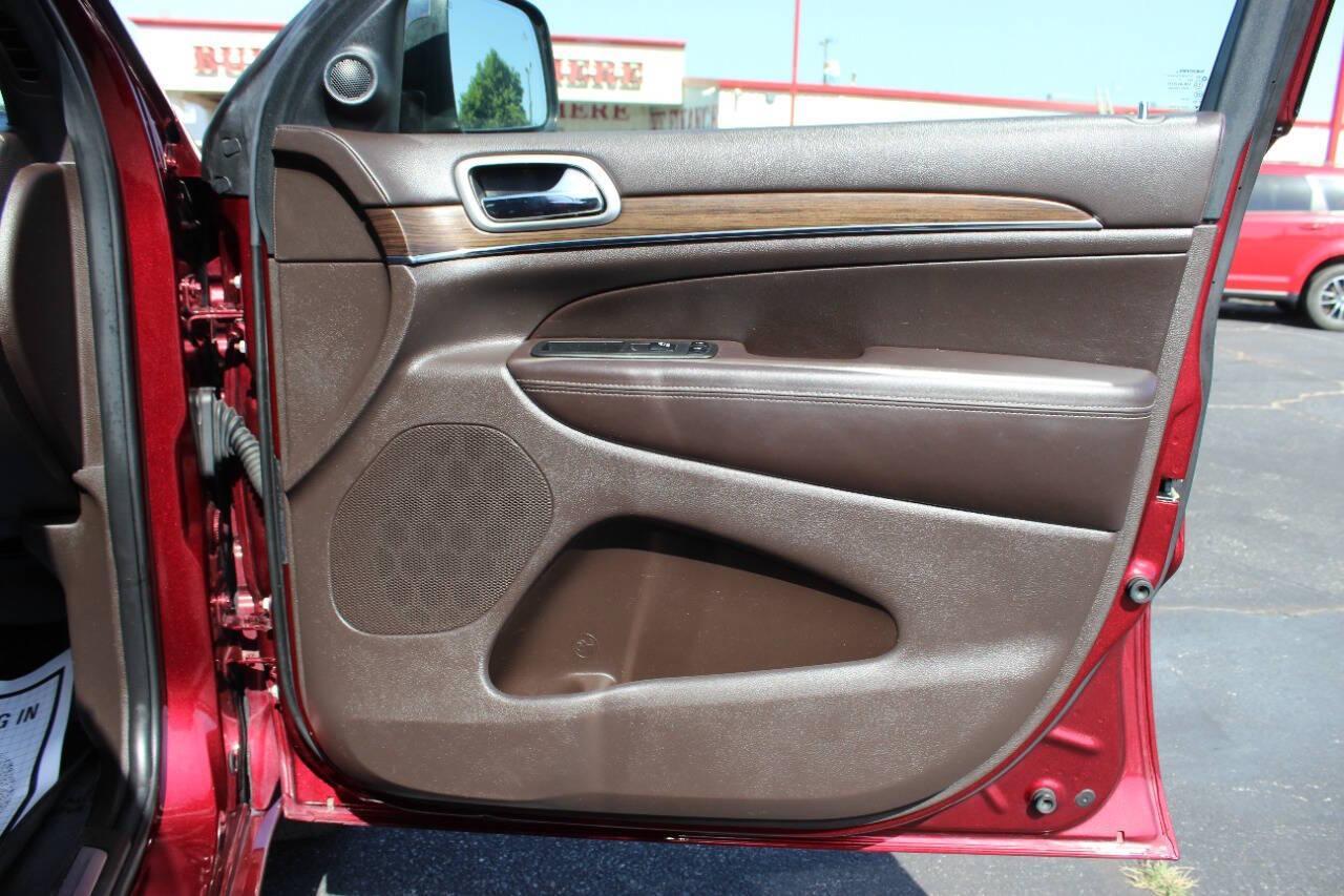 2018 Maroon Jeep Grand Cherokee Overland 2WD (1C4RJECG8JC) with an 3.6L V6 DOHC 24V engine, 8A transmission, located at 4301 NW 39th , Oklahoma City, OK, 73112, (405) 949-5600, 35.512135, -97.598671 - NO DRIVERS LICENCE -NO FULL COVERAGE INSURANCE - NO CREDIT CHECK. COME ON OVER TO SUPERSPORTS, TAKE A LOOK AND TEST DRIVE. PLEASE GIVE US A CALL AT (405) 949-5600. NO LICENCIA DE CONDUCIR - NO SEGURO DE COBERTURA TOTAL - NO VERIFICACION DE CREDITO. VISITENOS EN SUPERSPORTS, MIRE NUESTRO - Photo#9