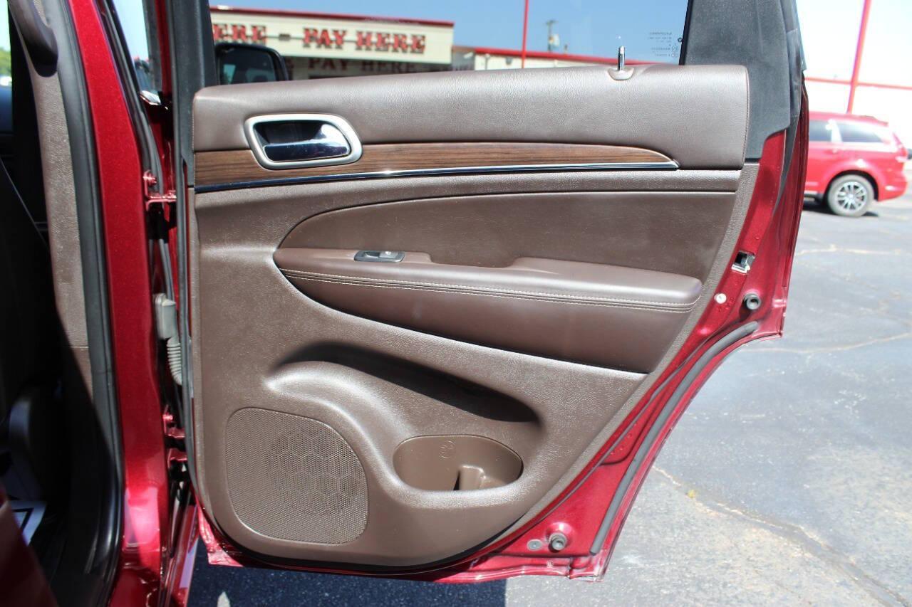 2018 Maroon Jeep Grand Cherokee Overland 2WD (1C4RJECG8JC) with an 3.6L V6 DOHC 24V engine, 8A transmission, located at 4301 NW 39th , Oklahoma City, OK, 73112, (405) 949-5600, 35.512135, -97.598671 - NO DRIVERS LICENCE -NO FULL COVERAGE INSURANCE - NO CREDIT CHECK. COME ON OVER TO SUPERSPORTS, TAKE A LOOK AND TEST DRIVE. PLEASE GIVE US A CALL AT (405) 949-5600. NO LICENCIA DE CONDUCIR - NO SEGURO DE COBERTURA TOTAL - NO VERIFICACION DE CREDITO. VISITENOS EN SUPERSPORTS, MIRE NUESTRO - Photo#11