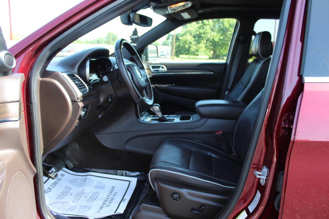 2018 Maroon Jeep Grand Cherokee Overland 2WD (1C4RJECG8JC) with an 3.6L V6 DOHC 24V engine, 8A transmission, located at 4301 NW 39th , Oklahoma City, OK, 73112, (405) 949-5600, 35.512135, -97.598671 - NO DRIVERS LICENCE -NO FULL COVERAGE INSURANCE - NO CREDIT CHECK. COME ON OVER TO SUPERSPORTS, TAKE A LOOK AND TEST DRIVE. PLEASE GIVE US A CALL AT (405) 949-5600. NO LICENCIA DE CONDUCIR - NO SEGURO DE COBERTURA TOTAL - NO VERIFICACION DE CREDITO. VISITENOS EN SUPERSPORTS, MIRE NUESTRO - Photo#15