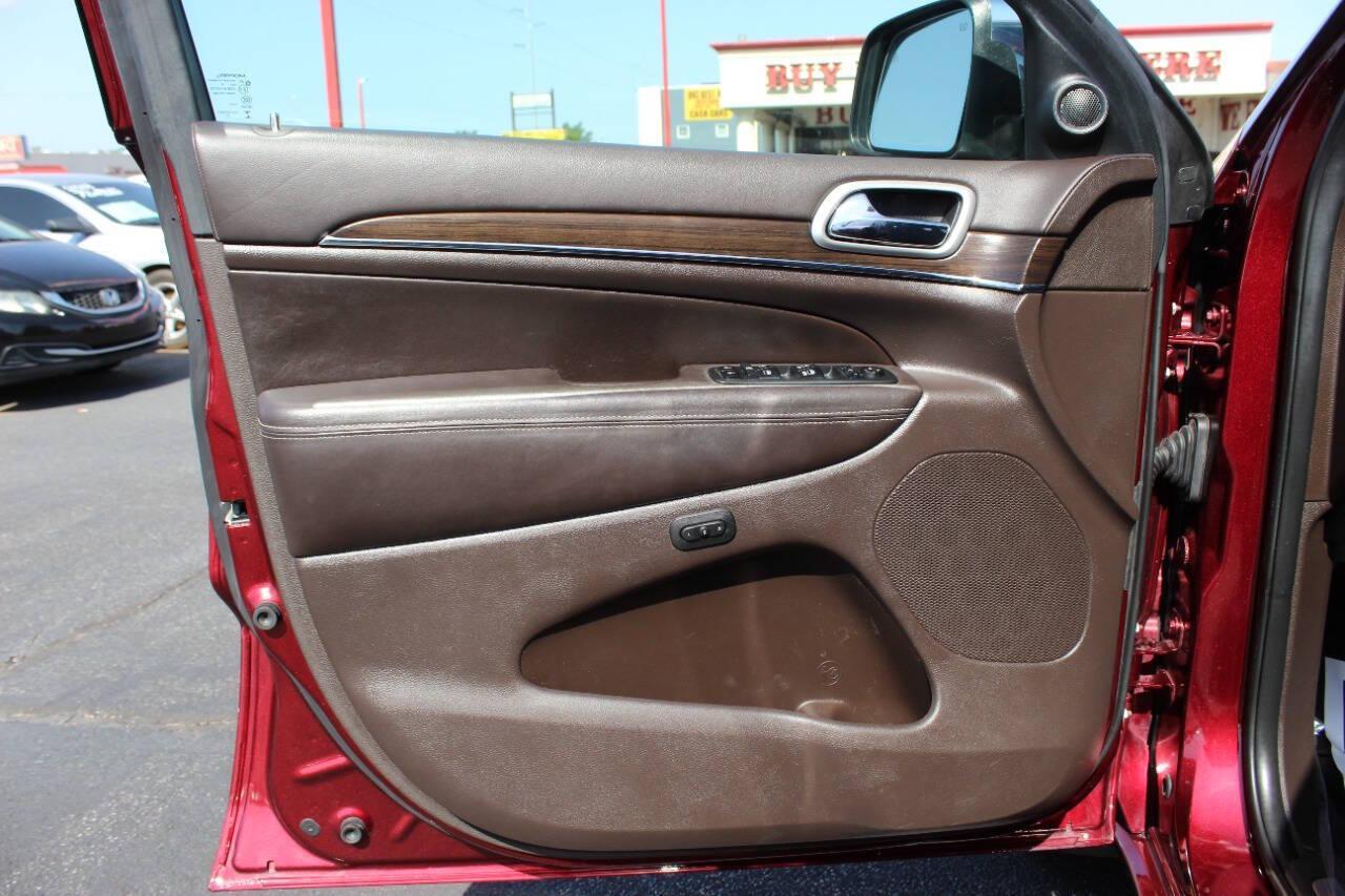 2018 Maroon Jeep Grand Cherokee Overland 2WD (1C4RJECG8JC) with an 3.6L V6 DOHC 24V engine, 8A transmission, located at 4301 NW 39th , Oklahoma City, OK, 73112, (405) 949-5600, 35.512135, -97.598671 - NO DRIVERS LICENCE -NO FULL COVERAGE INSURANCE - NO CREDIT CHECK. COME ON OVER TO SUPERSPORTS, TAKE A LOOK AND TEST DRIVE. PLEASE GIVE US A CALL AT (405) 949-5600. NO LICENCIA DE CONDUCIR - NO SEGURO DE COBERTURA TOTAL - NO VERIFICACION DE CREDITO. VISITENOS EN SUPERSPORTS, MIRE NUESTRO - Photo#16