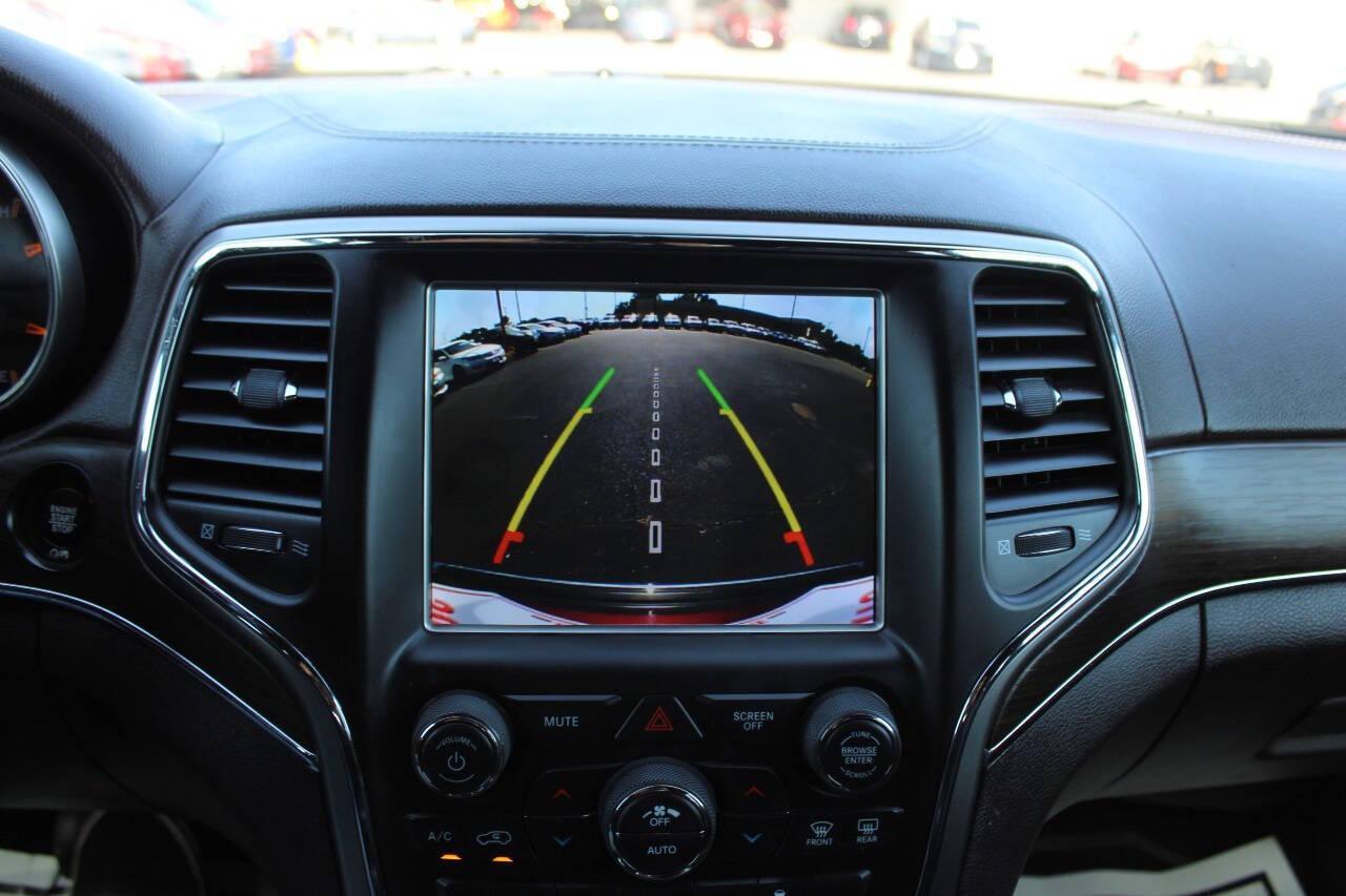 2018 Maroon Jeep Grand Cherokee Overland 2WD (1C4RJECG8JC) with an 3.6L V6 DOHC 24V engine, 8A transmission, located at 4301 NW 39th , Oklahoma City, OK, 73112, (405) 949-5600, 35.512135, -97.598671 - NO DRIVERS LICENCE -NO FULL COVERAGE INSURANCE - NO CREDIT CHECK. COME ON OVER TO SUPERSPORTS, TAKE A LOOK AND TEST DRIVE. PLEASE GIVE US A CALL AT (405) 949-5600. NO LICENCIA DE CONDUCIR - NO SEGURO DE COBERTURA TOTAL - NO VERIFICACION DE CREDITO. VISITENOS EN SUPERSPORTS, MIRE NUESTRO - Photo#17