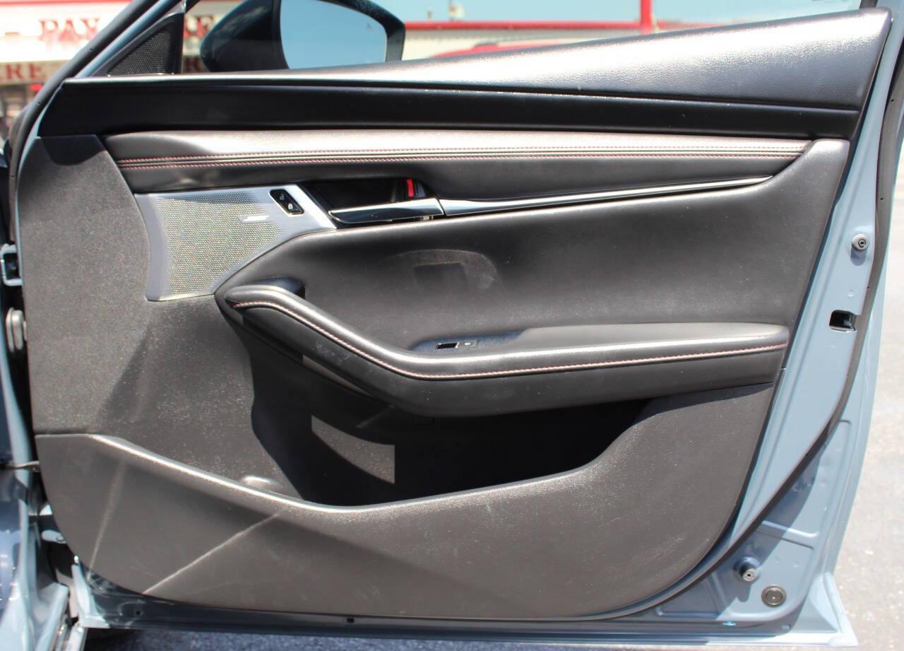 2022 Gray Mazda MAZDA3 Preferred (3MZBPACL0NM) with an 2.5L L4 DOHC 16V engine, 6A transmission, located at 4301 NW 39th , Oklahoma City, OK, 73112, (405) 949-5600, 35.512135, -97.598671 - NO DRIVERS LICENCE -NO FULL COVERAGE INSURANCE - NO CREDIT CHECK. COME ON OVER TO SUPERSPORTS, TAKE A LOOK AND TEST DRIVE. PLEASE GIVE US A CALL AT (405) 949-5600. NO LICENCIA DE CONDUCIR - NO SEGURO DE COBERTURA TOTAL - NO VERIFICACION DE CREDITO. VISITENOS EN SUPERSPORTS, MIRE NUESTRO - Photo#8