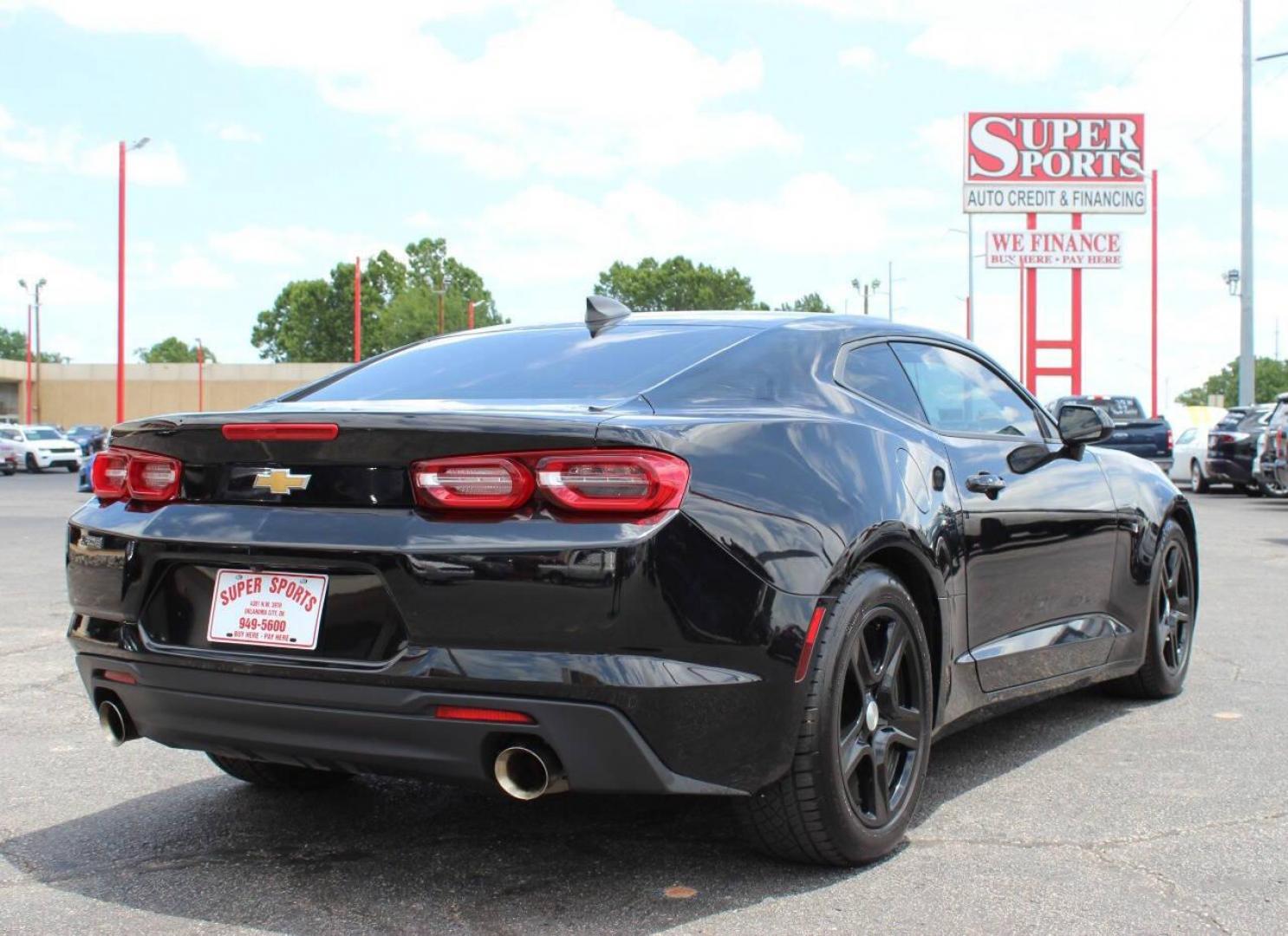 2022 Black Chevrolet Camaro 1LT Coupe (1G1FB1RX1N0) with an 2.0L L4 DOHC 16V TURBO engine, 6M transmission, located at 4301 NW 39th , Oklahoma City, OK, 73112, (405) 949-5600, 35.512135, -97.598671 - NO DRIVERS LICENCE -NO FULL COVERAGE INSURANCE - NO CREDIT CHECK. COME ON OVER TO SUPERSPORTS, TAKE A LOOK AND TEST DRIVE. PLEASE GIVE US A CALL AT (405) 949-5600. NO LICENCIA DE CONDUCIR - NO SEGURO DE COBERTURA TOTAL - NO VERIFICACION DE CREDITO. VISITENOS EN SUPERSPORTS, MIRE NUESTRO - Photo#4