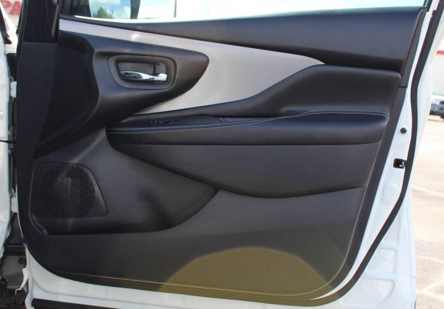 2022 White Nissan Murano SV (5N1AZ2BJ4NC) with an 3.5L V6 DOHC 24V engine, CVT transmission, located at 4301 NW 39th , Oklahoma City, OK, 73112, (405) 949-5600, 35.512135, -97.598671 - Photo#10