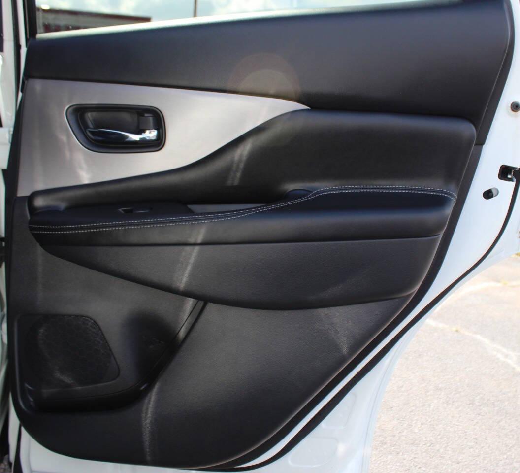 2022 White Nissan Murano SV (5N1AZ2BJ4NC) with an 3.5L V6 3.5L V6 engine, CVT 7-Speed transmission, located at 4301 NW 39th , Oklahoma City, OK, 73112, (405) 949-5600, 35.512135, -97.598671 - NO DRIVERS LICENCE -NO FULL COVERAGE INSURANCE - NO CREDIT CHECK. COME ON OVER TO SUPERSPORTS, TAKE A LOOK AND TEST DRIVE. PLEASE GIVE US A CALL AT (405) 949-5600. NO LICENCIA DE CONDUCIR - NO SEGURO DE COBERTURA TOTAL - NO VERIFICACION DE CREDITO. VISITENOS EN SUPERSPORTS, MIRE NUESTRO - Photo#11