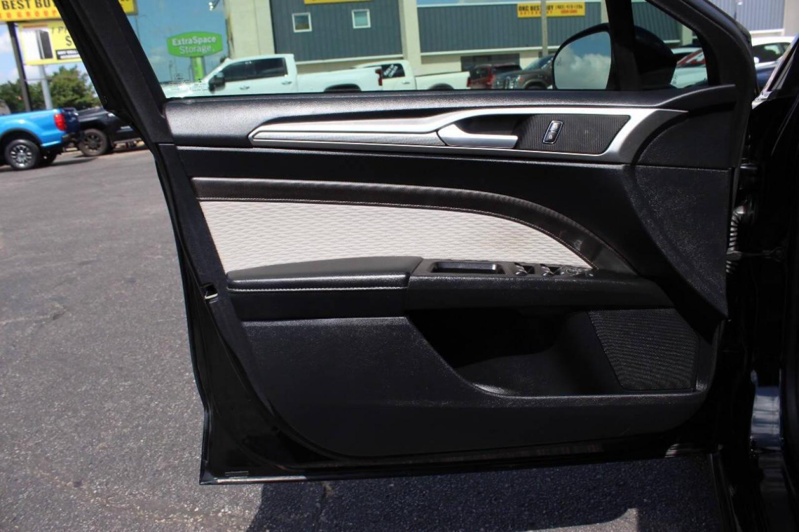 2019 Black Ford Fusion SE (3FA6P0HD6KR) with an 1.5L L4 DOHC 16V engine, 6A transmission, located at 4301 NW 39th , Oklahoma City, OK, 73112, (405) 949-5600, 35.512135, -97.598671 - NO DRIVERS LICENCE -NO FULL COVERAGE INSURANCE - NO CREDIT CHECK. COME ON OVER TO SUPERSPORTS, TAKE A LOOK AND TEST DRIVE. PLEASE GIVE US A CALL AT (405) 949-5600. NO LICENCIA DE CONDUCIR - NO SEGURO DE COBERTURA TOTAL - NO VERIFICACION DE CREDITO. VISITENOS EN SUPERSPORTS, MIRE NUESTRO - Photo#16