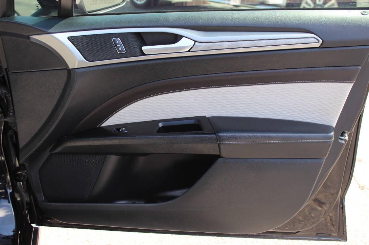 2019 Black Ford Fusion SE (3FA6P0HD6KR) with an 1.5L L4 DOHC 16V engine, 6A transmission, located at 4301 NW 39th , Oklahoma City, OK, 73112, (405) 949-5600, 35.512135, -97.598671 - NO DRIVERS LICENCE -NO FULL COVERAGE INSURANCE - NO CREDIT CHECK. COME ON OVER TO SUPERSPORTS, TAKE A LOOK AND TEST DRIVE. PLEASE GIVE US A CALL AT (405) 949-5600. NO LICENCIA DE CONDUCIR - NO SEGURO DE COBERTURA TOTAL - NO VERIFICACION DE CREDITO. VISITENOS EN SUPERSPORTS, MIRE NUESTRO - Photo#9