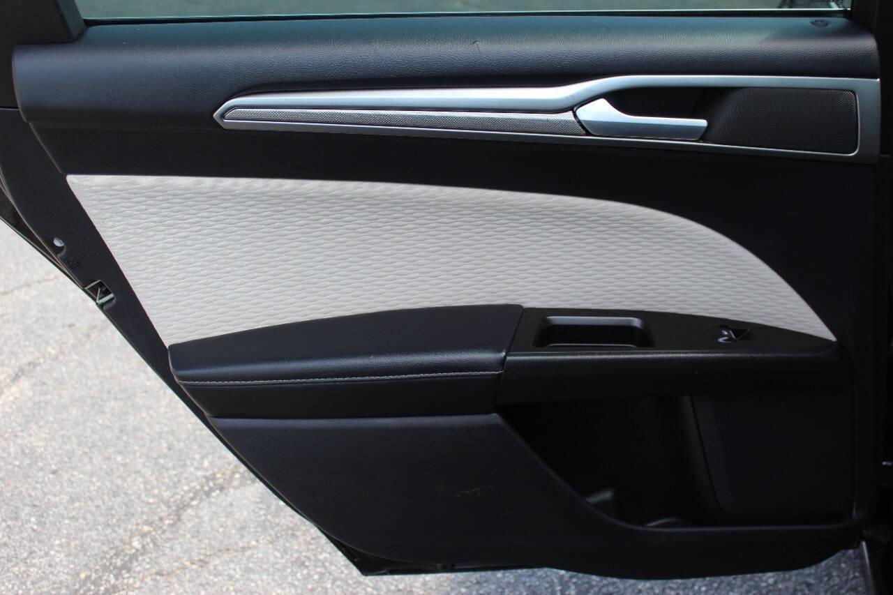 2019 Black Ford Fusion SE (3FA6P0HD6KR) with an 1.5L L4 DOHC 16V engine, 6A transmission, located at 4301 NW 39th , Oklahoma City, OK, 73112, (405) 949-5600, 35.512135, -97.598671 - NO DRIVERS LICENCE -NO FULL COVERAGE INSURANCE - NO CREDIT CHECK. COME ON OVER TO SUPERSPORTS, TAKE A LOOK AND TEST DRIVE. PLEASE GIVE US A CALL AT (405) 949-5600. NO LICENCIA DE CONDUCIR - NO SEGURO DE COBERTURA TOTAL - NO VERIFICACION DE CREDITO. VISITENOS EN SUPERSPORTS, MIRE NUESTRO - Photo#14