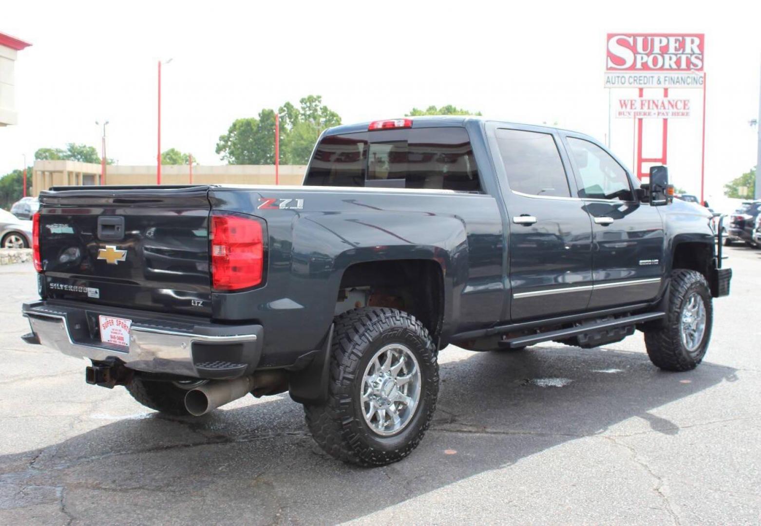 2018 Charcoal Chevrolet Silverado 2500HD LTZ Crew Cab 4WD (1GC1KWEY3JF) with an 6.6L V8 OHV 32V TURBO DIESEL engine, 6A transmission, located at 4301 NW 39th , Oklahoma City, OK, 73112, (405) 949-5600, 35.512135, -97.598671 - NO DRIVERS LICENCE -NO FULL COVERAGE INSURANCE - NO CREDIT CHECK. COME ON OVER TO SUPERSPORTS, TAKE A LOOK AND TEST DRIVE. PLEASE GIVE US A CALL AT (405) 949-5600. NO LICENCIA DE CONDUCIR - NO SEGURO DE COBERTURA TOTAL - NO VERIFICACION DE CREDITO. VISITENOS EN SUPERSPORTS, MIRE N - Photo#4
