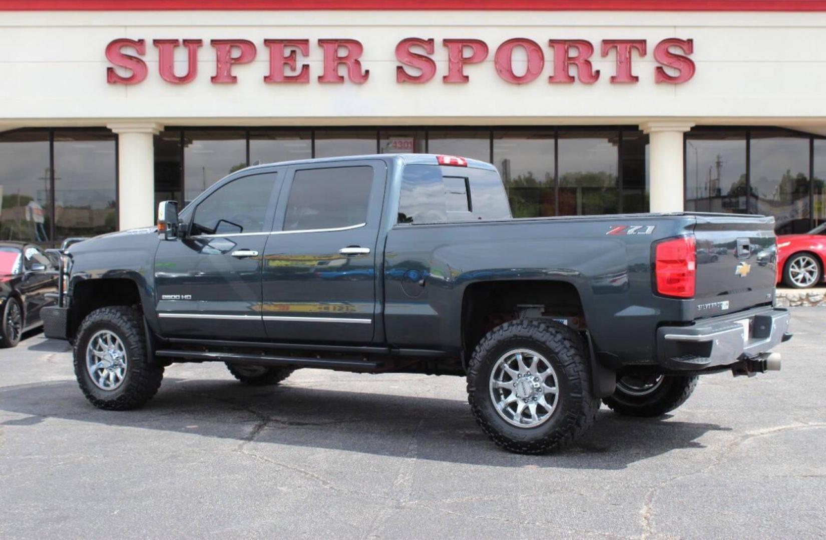 2018 Charcoal Chevrolet Silverado 2500HD LTZ Crew Cab 4WD (1GC1KWEY3JF) with an 6.6L V8 OHV 32V TURBO DIESEL engine, 6A transmission, located at 4301 NW 39th , Oklahoma City, OK, 73112, (405) 949-5600, 35.512135, -97.598671 - NO DRIVERS LICENCE -NO FULL COVERAGE INSURANCE - NO CREDIT CHECK. COME ON OVER TO SUPERSPORTS, TAKE A LOOK AND TEST DRIVE. PLEASE GIVE US A CALL AT (405) 949-5600. NO LICENCIA DE CONDUCIR - NO SEGURO DE COBERTURA TOTAL - NO VERIFICACION DE CREDITO. VISITENOS EN SUPERSPORTS, MIRE N - Photo#5
