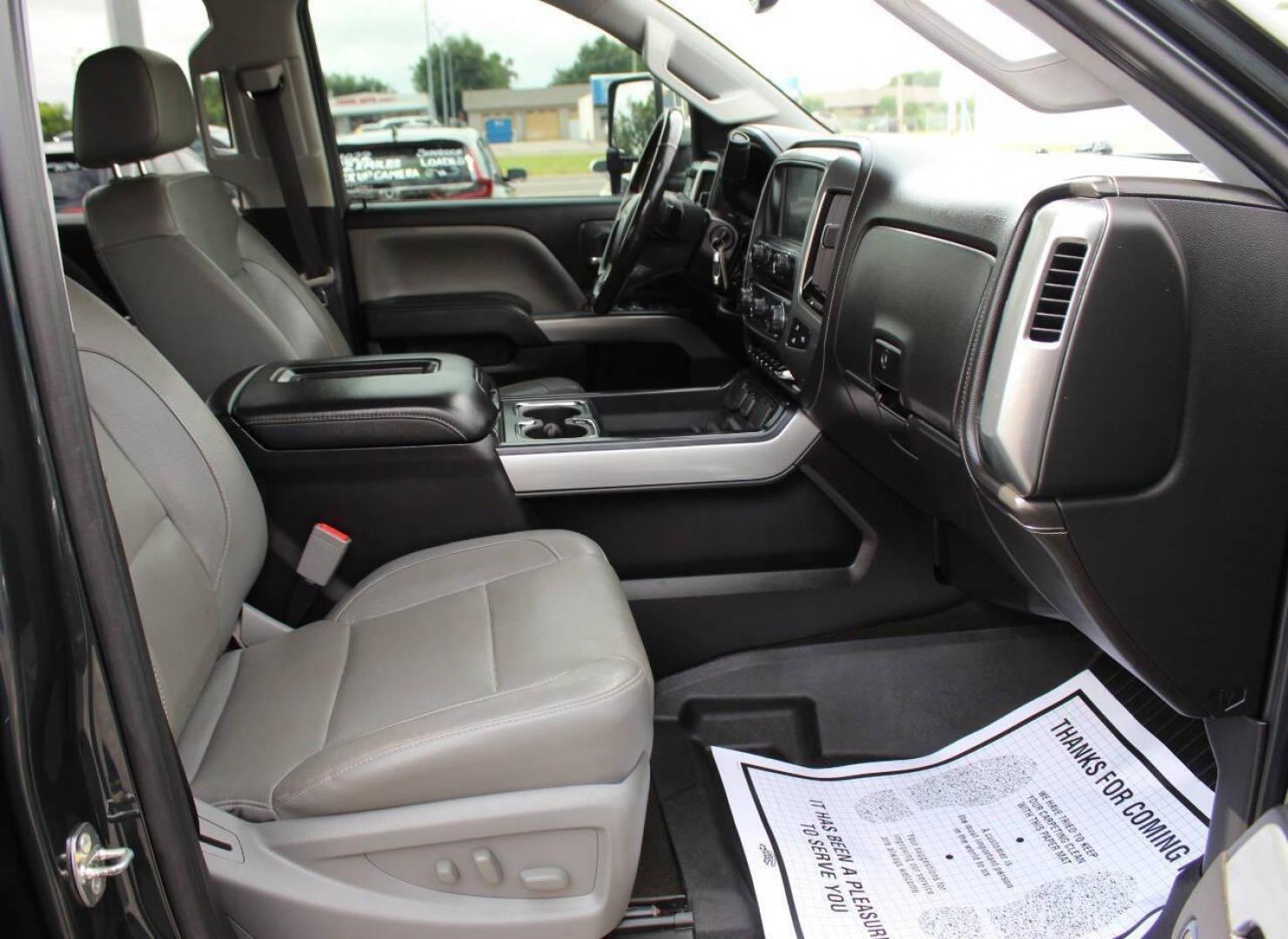 2018 Charcoal Chevrolet Silverado 2500HD LTZ Crew Cab 4WD (1GC1KWEY3JF) with an 6.6L V8 OHV 32V TURBO DIESEL engine, 6A transmission, located at 4301 NW 39th , Oklahoma City, OK, 73112, (405) 949-5600, 35.512135, -97.598671 - NO DRIVERS LICENCE -NO FULL COVERAGE INSURANCE - NO CREDIT CHECK. COME ON OVER TO SUPERSPORTS, TAKE A LOOK AND TEST DRIVE. PLEASE GIVE US A CALL AT (405) 949-5600. NO LICENCIA DE CONDUCIR - NO SEGURO DE COBERTURA TOTAL - NO VERIFICACION DE CREDITO. VISITENOS EN SUPERSPORTS, MIRE N - Photo#9