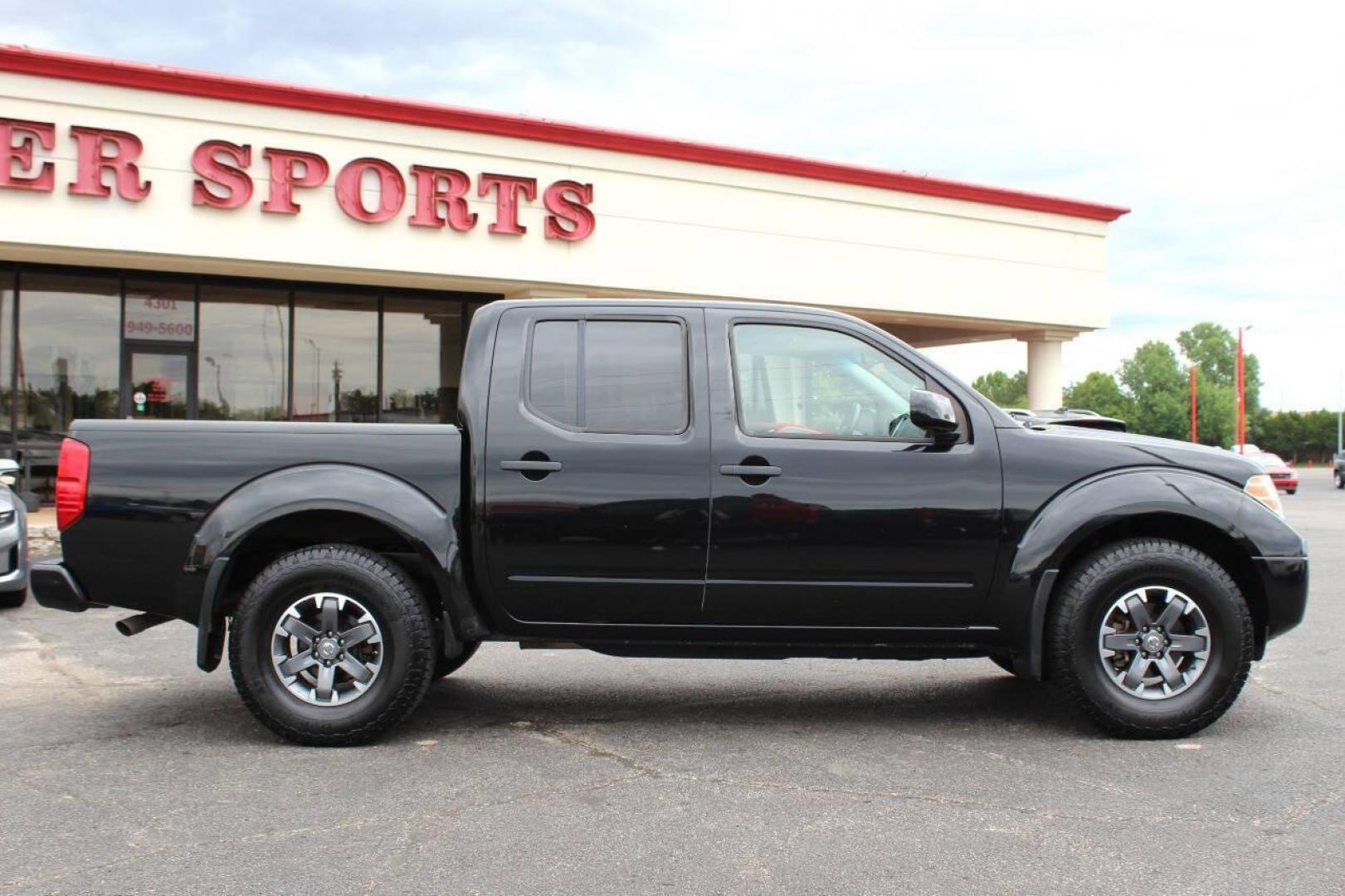 2018 Black Nissan Frontier SL Crew Cab 5AT 4WD (1N6AD0EV2JN) with an 4.0L V6 DOHC 24V engine, 5A transmission, located at 4301 NW 39th , Oklahoma City, OK, 73112, (405) 949-5600, 35.512135, -97.598671 - NO DRIVERS LICENCE -NO FULL COVERAGE INSURANCE - NO CREDIT CHECK. COME ON OVER TO SUPERSPORTS, TAKE A LOOK AND TEST DRIVE. PLEASE GIVE US A CALL AT (405) 949-5600. NO LICENCIA DE CONDUCIR - NO SEGURO DE COBERTURA TOTAL - NO VERIFICACION DE CREDITO. VISITENOS EN SUPERSPORTS, MIRE - Photo#3