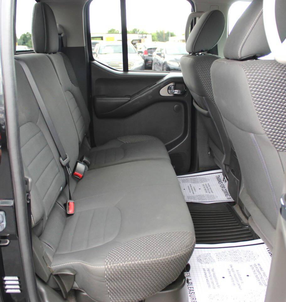 2018 Black Nissan Frontier SL Crew Cab 5AT 4WD (1N6AD0EV2JN) with an 4.0L V6 4.0L V6 engine, Automatic 5-Speed transmission, located at 4301 NW 39th , Oklahoma City, OK, 73112, (405) 949-5600, 35.512135, -97.598671 - Hablamos espanol. SPEND SMART --- BUY FROM SUPER SPORTS. ALL PRICES, DOWN PAYMENTS, PAYMENTS, AND FINANCE TERMS ARE NEGOTIABLE AT THE TIME OF APPROVAL. WE WILL WORK WITH YOU TO FIT YOUR BUDGET. WE WILL EVEN LOWER AND ADJUST THE NUMBERS TO HELP MAKE THE VEHICLE MORE AFFORDABLE FOR YOU.- Photo#11