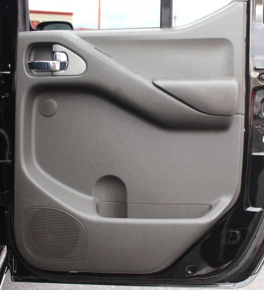 2018 Black Nissan Frontier SL Crew Cab 5AT 4WD (1N6AD0EV2JN) with an 4.0L V6 4.0L V6 engine, Automatic 5-Speed transmission, located at 4301 NW 39th , Oklahoma City, OK, 73112, (405) 949-5600, 35.512135, -97.598671 - Hablamos espanol. SPEND SMART --- BUY FROM SUPER SPORTS. ALL PRICES, DOWN PAYMENTS, PAYMENTS, AND FINANCE TERMS ARE NEGOTIABLE AT THE TIME OF APPROVAL. WE WILL WORK WITH YOU TO FIT YOUR BUDGET. WE WILL EVEN LOWER AND ADJUST THE NUMBERS TO HELP MAKE THE VEHICLE MORE AFFORDABLE FOR YOU.- Photo#12