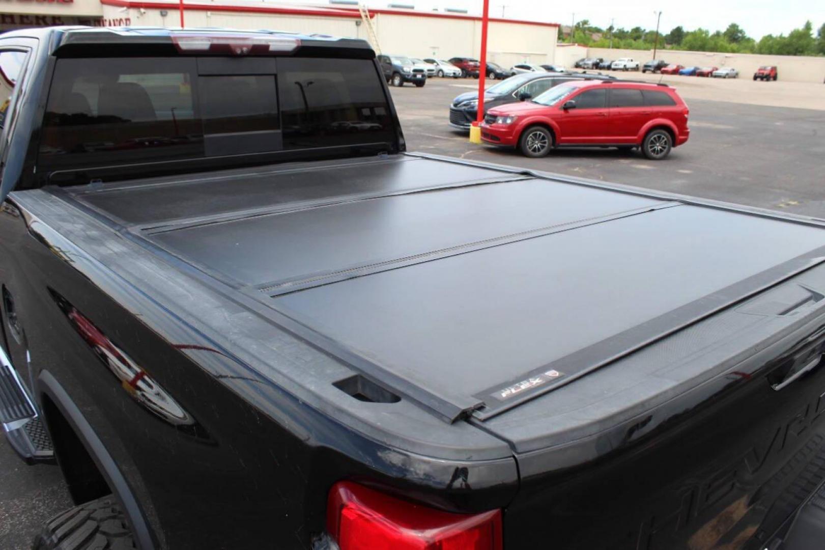 2020 Black Chevrolet Silverado 2500HD High Country Crew Cab Long Box 4WD (1GC4YREY4LF) with an 6.6L V8 OHV 16V DIESEL engine, 6A transmission, located at 4301 NW 39th , Oklahoma City, OK, 73112, (405) 949-5600, 35.512135, -97.598671 - NO DRIVERS LICENCE -NO FULL COVERAGE INSURANCE - NO CREDIT CHECK. COME ON OVER TO SUPERSPORTS, TAKE A LOOK AND TEST DRIVE. PLEASE GIVE US A CALL AT (405) 949-5600. NO LICENCIA DE CONDUCIR - NO SEGURO DE COBERTURA TOTAL - NO VERIFICACION DE CREDITO. VISITENOS EN SUPERSPORTS, MIRE - Photo#13