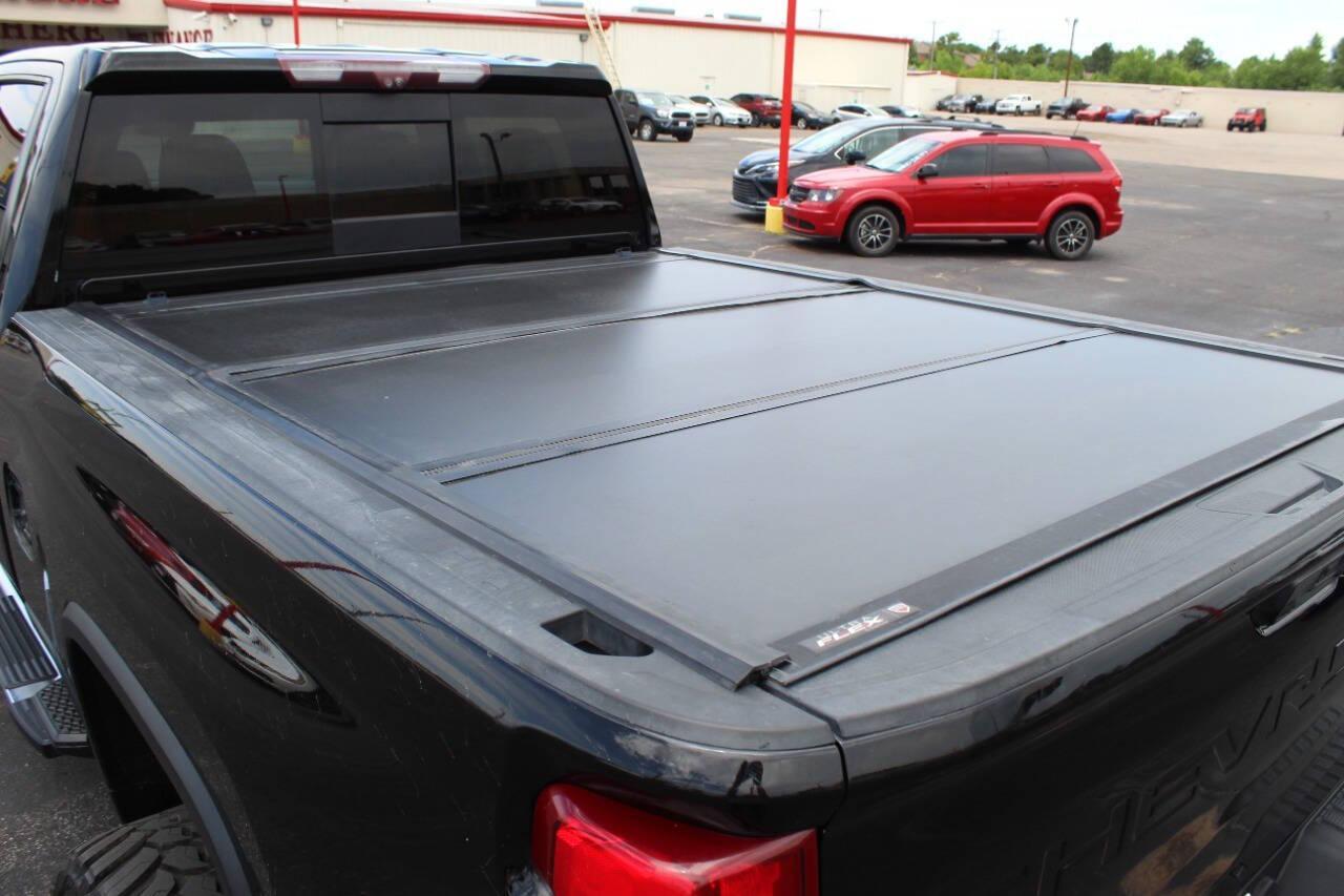 2020 Black Chevrolet Silverado 2500HD High Country Crew Cab Long Box 4WD (1GC4YREY4LF) with an 6.6L V8 OHV 16V DIESEL engine, 6A transmission, located at 4301 NW 39th , Oklahoma City, OK, 73112, (405) 949-5600, 35.512135, -97.598671 - NO DRIVERS LICENCE -NO FULL COVERAGE INSURANCE - NO CREDIT CHECK. COME ON OVER TO SUPERSPORTS, TAKE A LOOK AND TEST DRIVE. PLEASE GIVE US A CALL AT (405) 949-5600. NO LICENCIA DE CONDUCIR - NO SEGURO DE COBERTURA TOTAL - NO VERIFICACION DE CREDITO. VISITENOS EN SUPERSPORTS, MIRE - Photo#12