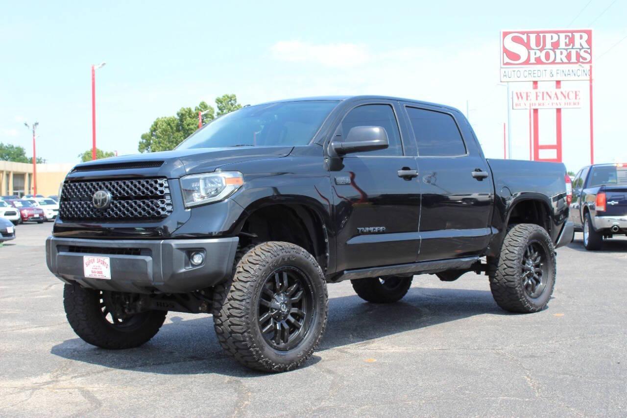 2018 Black Toyota Tundra SR5 5.7L V8 CrewMax 4WD (5TFDY5F11JX) with an 5.7L V8 DOHC 32V engine, 6A transmission, located at 4301 NW 39th , Oklahoma City, OK, 73112, (405) 949-5600, 35.512135, -97.598671 - NO DRIVERS LICENCE -NO FULL COVERAGE INSURANCE - NO CREDIT CHECK. COME ON OVER TO SUPERSPORTS, TAKE A LOOK AND TEST DRIVE. PLEASE GIVE US A CALL AT (405) 949-5600. NO LICENCIA DE CONDUCIR - NO SEGURO DE COBERTURA TOTAL - NO VERIFICACION DE CREDITO. VISITENOS EN SUPERSPORTS, MIRE - Photo#6