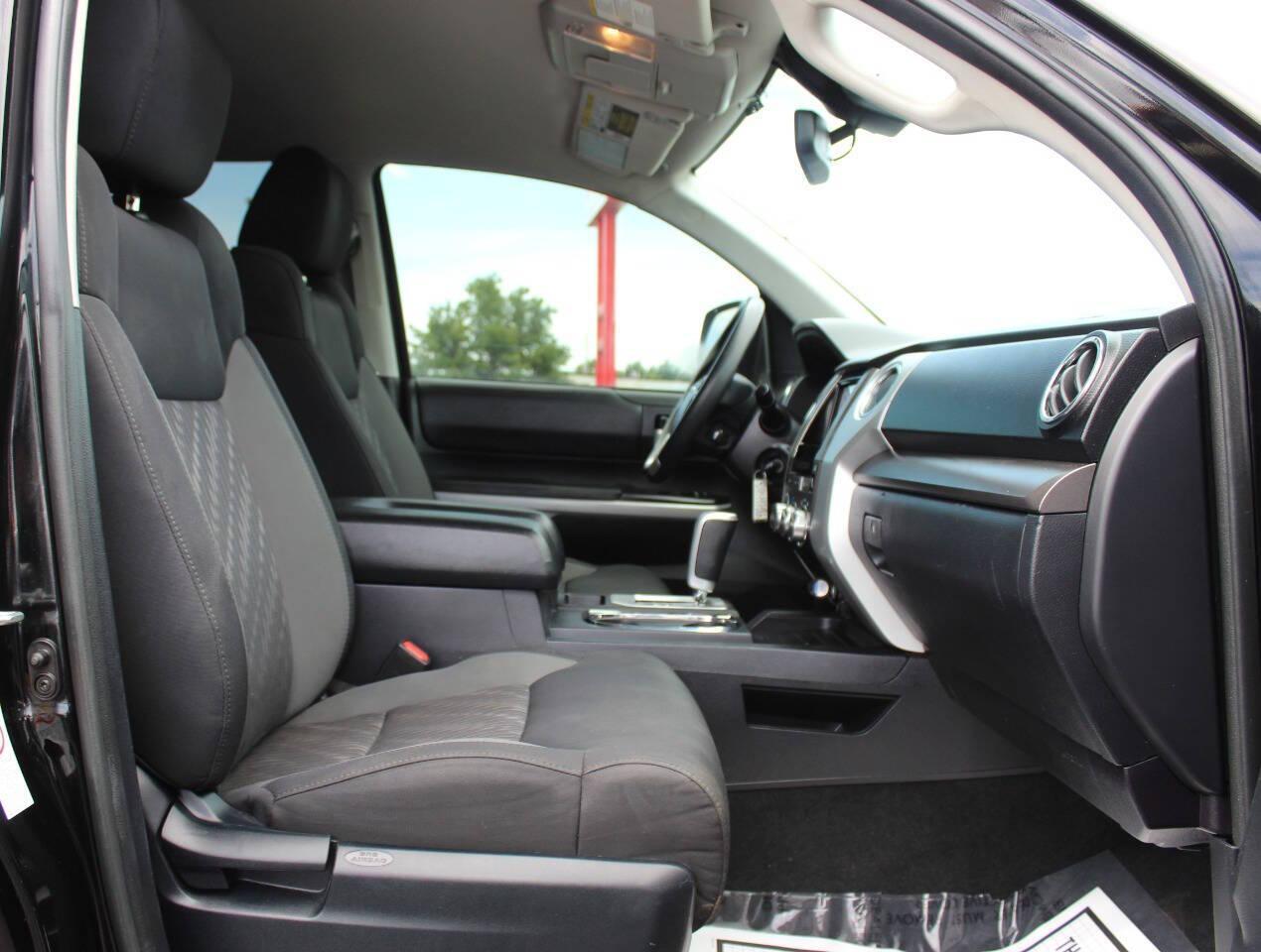 2018 Black Toyota Tundra SR5 5.7L V8 CrewMax 4WD (5TFDY5F11JX) with an 5.7L V8 DOHC 32V engine, 6A transmission, located at 4301 NW 39th , Oklahoma City, OK, 73112, (405) 949-5600, 35.512135, -97.598671 - NO DRIVERS LICENCE -NO FULL COVERAGE INSURANCE - NO CREDIT CHECK. COME ON OVER TO SUPERSPORTS, TAKE A LOOK AND TEST DRIVE. PLEASE GIVE US A CALL AT (405) 949-5600. NO LICENCIA DE CONDUCIR - NO SEGURO DE COBERTURA TOTAL - NO VERIFICACION DE CREDITO. VISITENOS EN SUPERSPORTS, MIRE - Photo#8