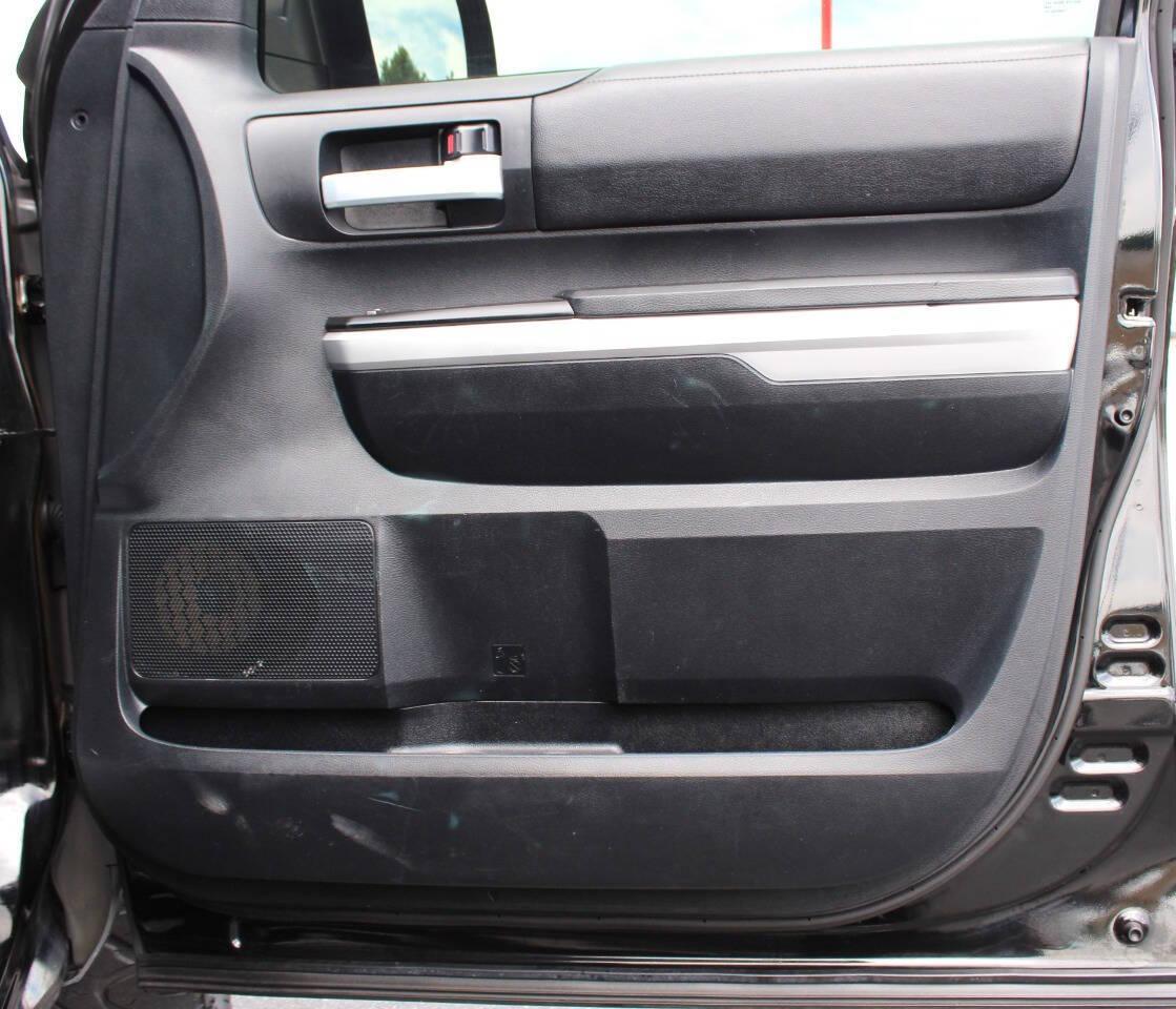 2018 Black Toyota Tundra SR5 5.7L V8 CrewMax 4WD (5TFDY5F11JX) with an 5.7L V8 DOHC 32V engine, 6A transmission, located at 4301 NW 39th , Oklahoma City, OK, 73112, (405) 949-5600, 35.512135, -97.598671 - NO DRIVERS LICENCE -NO FULL COVERAGE INSURANCE - NO CREDIT CHECK. COME ON OVER TO SUPERSPORTS, TAKE A LOOK AND TEST DRIVE. PLEASE GIVE US A CALL AT (405) 949-5600. NO LICENCIA DE CONDUCIR - NO SEGURO DE COBERTURA TOTAL - NO VERIFICACION DE CREDITO. VISITENOS EN SUPERSPORTS, MIRE - Photo#9