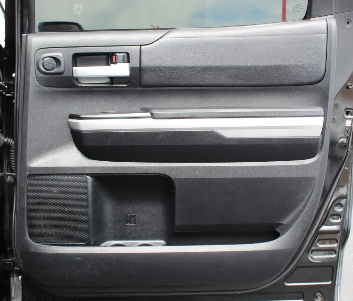 2018 Black Toyota Tundra SR5 5.7L V8 CrewMax 4WD (5TFDY5F11JX) with an 5.7L V8 DOHC 32V engine, 6A transmission, located at 4301 NW 39th , Oklahoma City, OK, 73112, (405) 949-5600, 35.512135, -97.598671 - NO DRIVERS LICENCE -NO FULL COVERAGE INSURANCE - NO CREDIT CHECK. COME ON OVER TO SUPERSPORTS, TAKE A LOOK AND TEST DRIVE. PLEASE GIVE US A CALL AT (405) 949-5600. NO LICENCIA DE CONDUCIR - NO SEGURO DE COBERTURA TOTAL - NO VERIFICACION DE CREDITO. VISITENOS EN SUPERSPORTS, MIRE - Photo#11