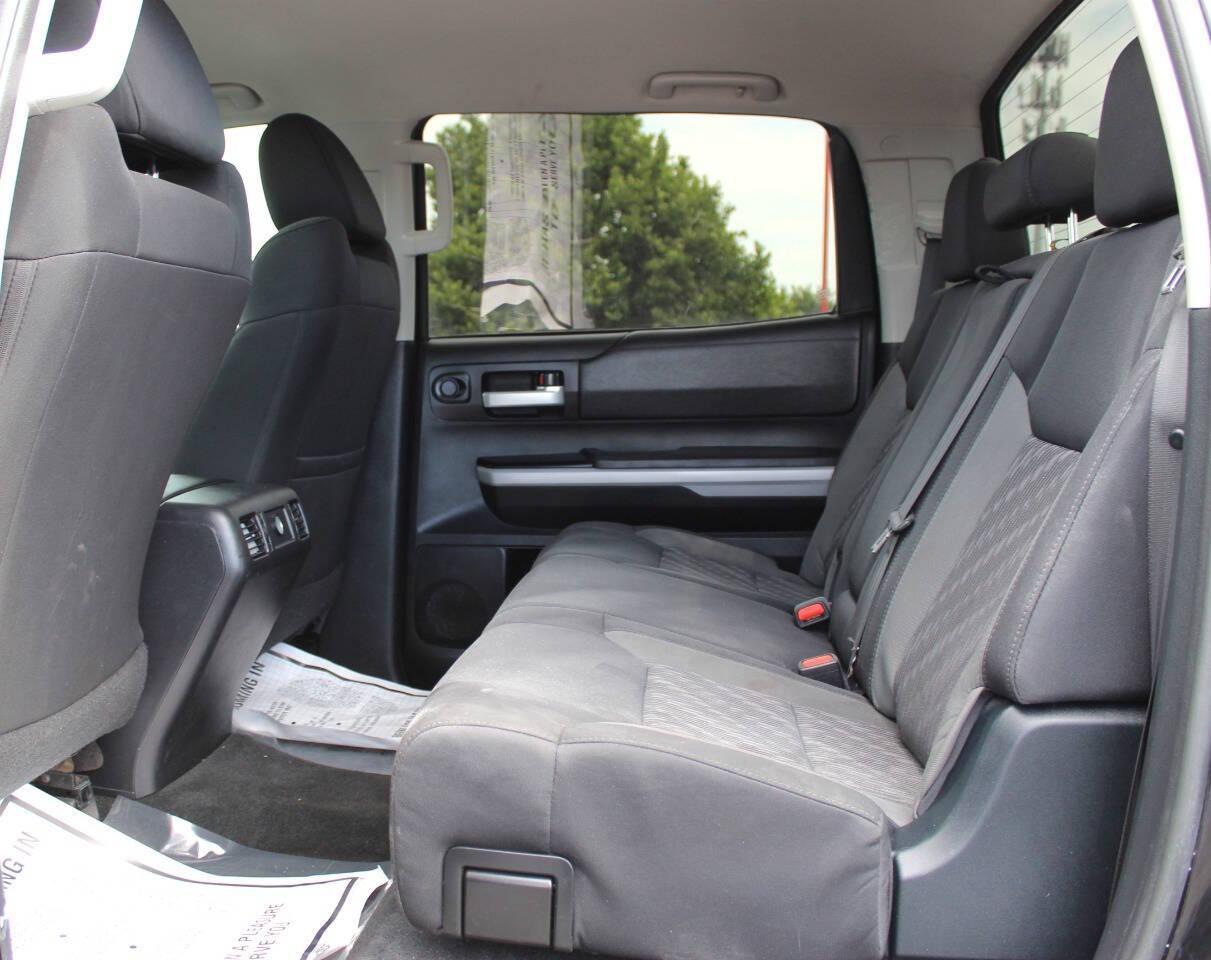 2018 Black Toyota Tundra SR5 5.7L V8 CrewMax 4WD (5TFDY5F11JX) with an 5.7L V8 DOHC 32V engine, 6A transmission, located at 4301 NW 39th , Oklahoma City, OK, 73112, (405) 949-5600, 35.512135, -97.598671 - NO DRIVERS LICENCE -NO FULL COVERAGE INSURANCE - NO CREDIT CHECK. COME ON OVER TO SUPERSPORTS, TAKE A LOOK AND TEST DRIVE. PLEASE GIVE US A CALL AT (405) 949-5600. NO LICENCIA DE CONDUCIR - NO SEGURO DE COBERTURA TOTAL - NO VERIFICACION DE CREDITO. VISITENOS EN SUPERSPORTS, MIRE - Photo#12