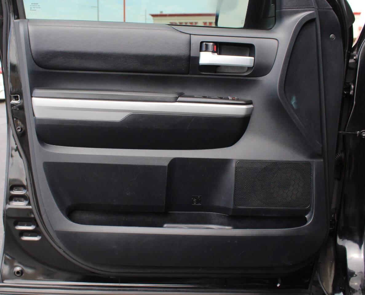 2018 Black Toyota Tundra SR5 5.7L V8 CrewMax 4WD (5TFDY5F11JX) with an 5.7L V8 DOHC 32V engine, 6A transmission, located at 4301 NW 39th , Oklahoma City, OK, 73112, (405) 949-5600, 35.512135, -97.598671 - NO DRIVERS LICENCE -NO FULL COVERAGE INSURANCE - NO CREDIT CHECK. COME ON OVER TO SUPERSPORTS, TAKE A LOOK AND TEST DRIVE. PLEASE GIVE US A CALL AT (405) 949-5600. NO LICENCIA DE CONDUCIR - NO SEGURO DE COBERTURA TOTAL - NO VERIFICACION DE CREDITO. VISITENOS EN SUPERSPORTS, MIRE - Photo#15