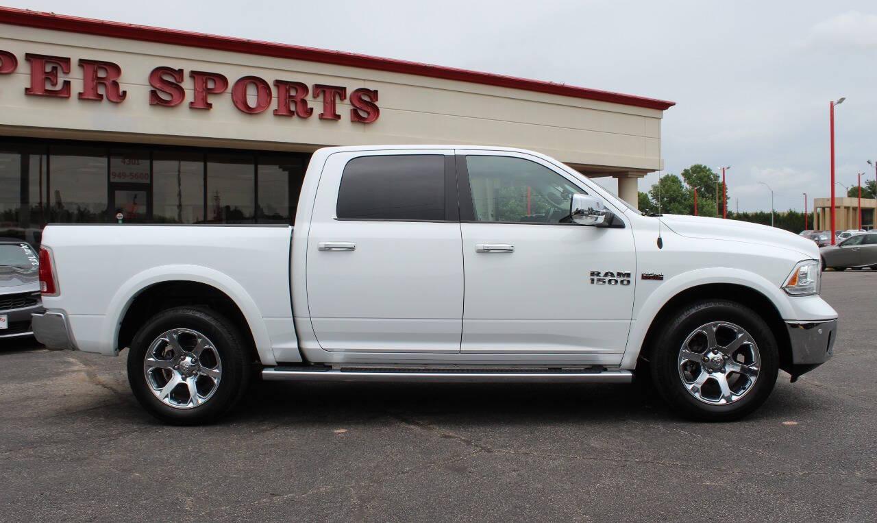 2018 White RAM 1500 Laramie Crew Cab SWB 4WD (1C6RR7NT5JS) with an 5.7L V8 OHV 16V engine, 8A transmission, located at 4301 NW 39th , Oklahoma City, OK, 73112, (405) 949-5600, 35.512135, -97.598671 - NO DRIVERS LICENCE -NO FULL COVERAGE INSURANCE - NO CREDIT CHECK. COME ON OVER TO SUPERSPORTS, TAKE A LOOK AND TEST DRIVE. PLEASE GIVE US A CALL AT (405) 949-5600. NO LICENCIA DE CONDUCIR - NO SEGURO DE COBERTURA TOTAL - NO VERIFICACION DE CREDITO. VISITENOS EN SUPERSPORTS, MIRE NUES - Photo#2