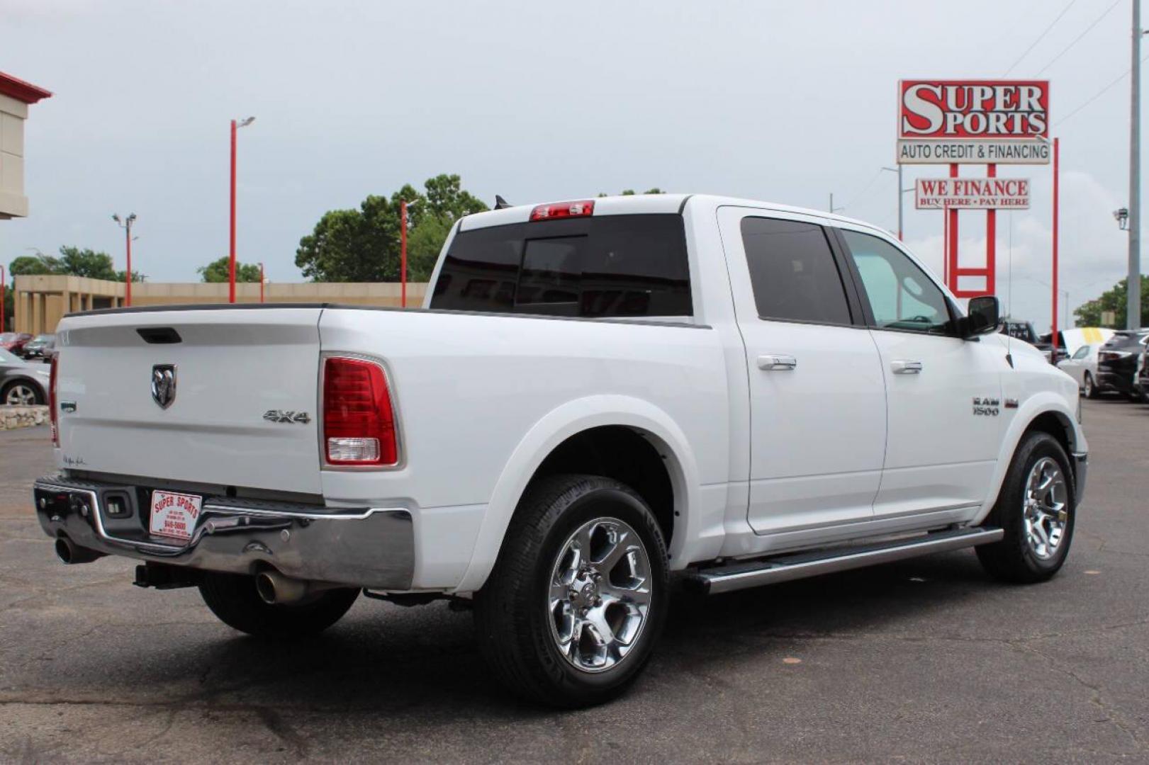 2018 White RAM 1500 Laramie Crew Cab SWB 4WD (1C6RR7NT5JS) with an 5.7L V8 OHV 16V engine, 8A transmission, located at 4301 NW 39th , Oklahoma City, OK, 73112, (405) 949-5600, 35.512135, -97.598671 - NO DRIVERS LICENCE -NO FULL COVERAGE INSURANCE - NO CREDIT CHECK. COME ON OVER TO SUPERSPORTS, TAKE A LOOK AND TEST DRIVE. PLEASE GIVE US A CALL AT (405) 949-5600. NO LICENCIA DE CONDUCIR - NO SEGURO DE COBERTURA TOTAL - NO VERIFICACION DE CREDITO. VISITENOS EN SUPERSPORTS, MIRE NUES - Photo#4