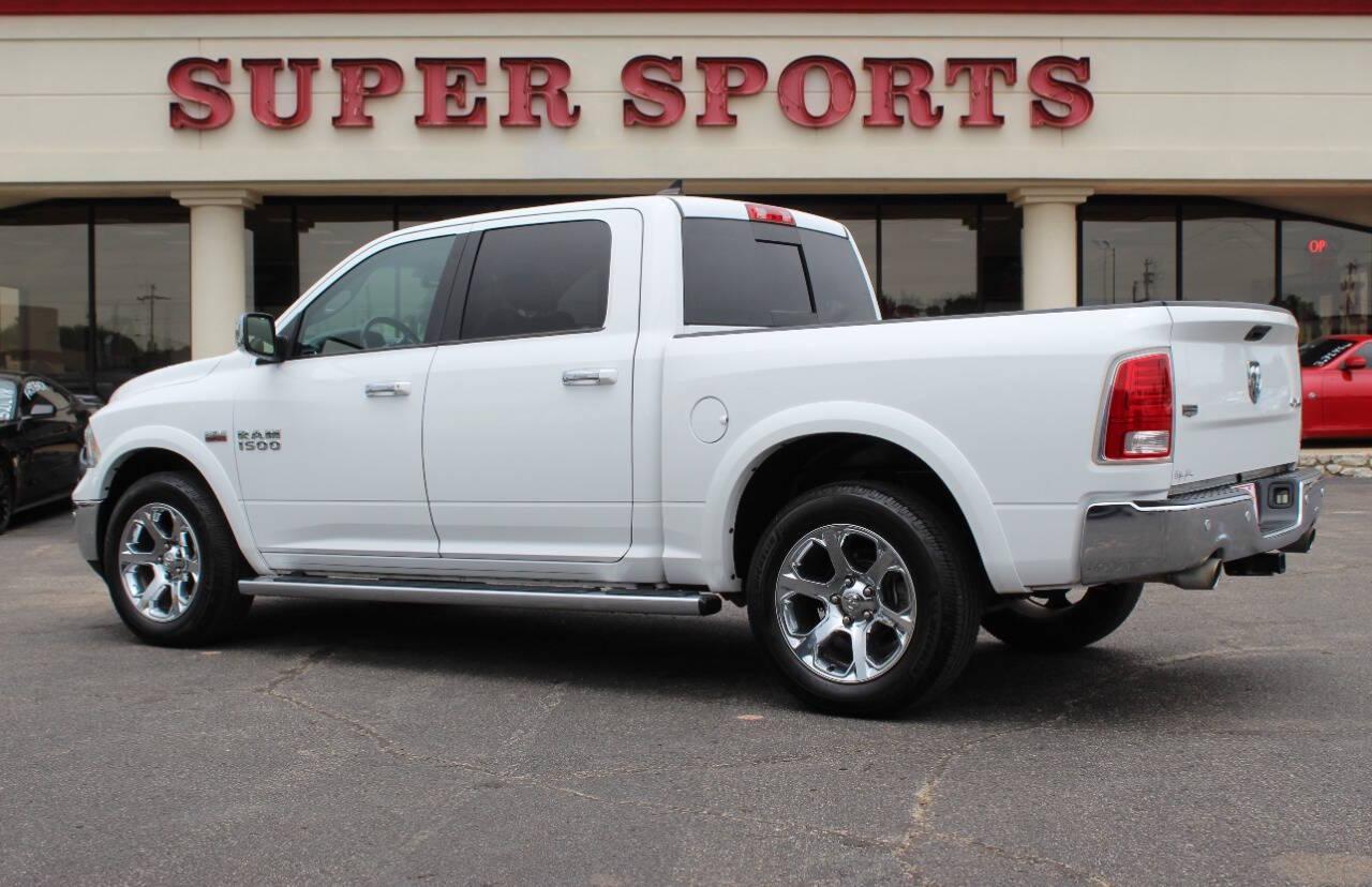 2018 White RAM 1500 Laramie Crew Cab SWB 4WD (1C6RR7NT5JS) with an 5.7L V8 OHV 16V engine, 8A transmission, located at 4301 NW 39th , Oklahoma City, OK, 73112, (405) 949-5600, 35.512135, -97.598671 - NO DRIVERS LICENCE -NO FULL COVERAGE INSURANCE - NO CREDIT CHECK. COME ON OVER TO SUPERSPORTS, TAKE A LOOK AND TEST DRIVE. PLEASE GIVE US A CALL AT (405) 949-5600. NO LICENCIA DE CONDUCIR - NO SEGURO DE COBERTURA TOTAL - NO VERIFICACION DE CREDITO. VISITENOS EN SUPERSPORTS, MIRE NUES - Photo#4