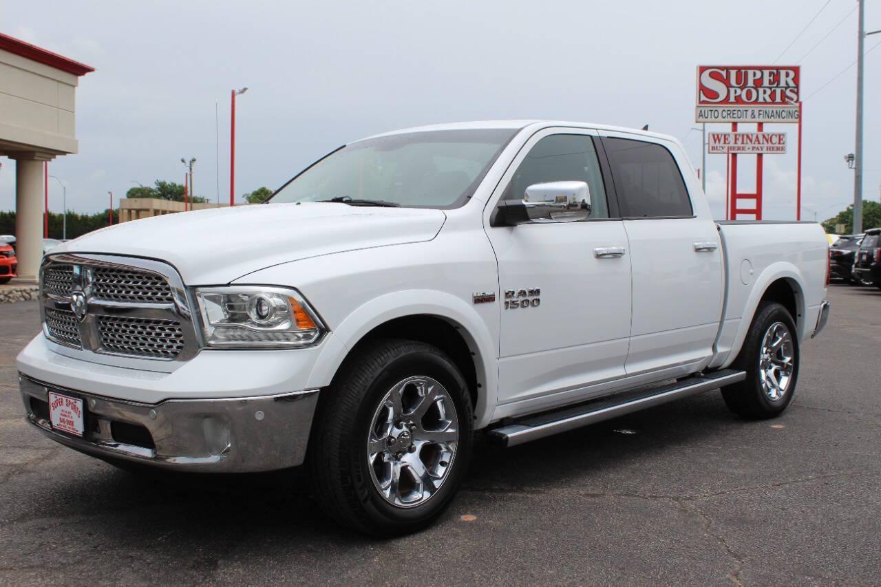 2018 White RAM 1500 Laramie Crew Cab SWB 4WD (1C6RR7NT5JS) with an 5.7L V8 OHV 16V engine, 8A transmission, located at 4301 NW 39th , Oklahoma City, OK, 73112, (405) 949-5600, 35.512135, -97.598671 - NO DRIVERS LICENCE -NO FULL COVERAGE INSURANCE - NO CREDIT CHECK. COME ON OVER TO SUPERSPORTS, TAKE A LOOK AND TEST DRIVE. PLEASE GIVE US A CALL AT (405) 949-5600. NO LICENCIA DE CONDUCIR - NO SEGURO DE COBERTURA TOTAL - NO VERIFICACION DE CREDITO. VISITENOS EN SUPERSPORTS, MIRE NUES - Photo#6
