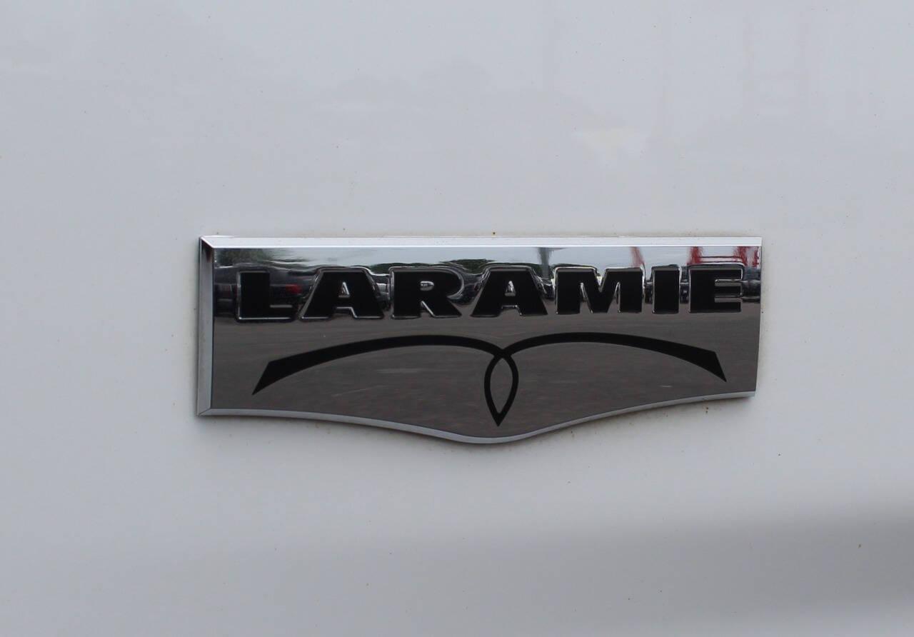 2018 White RAM 1500 Laramie Crew Cab SWB 4WD (1C6RR7NT5JS) with an 5.7L V8 OHV 16V engine, 8A transmission, located at 4301 NW 39th , Oklahoma City, OK, 73112, (405) 949-5600, 35.512135, -97.598671 - NO DRIVERS LICENCE -NO FULL COVERAGE INSURANCE - NO CREDIT CHECK. COME ON OVER TO SUPERSPORTS, TAKE A LOOK AND TEST DRIVE. PLEASE GIVE US A CALL AT (405) 949-5600. NO LICENCIA DE CONDUCIR - NO SEGURO DE COBERTURA TOTAL - NO VERIFICACION DE CREDITO. VISITENOS EN SUPERSPORTS, MIRE NUES - Photo#7