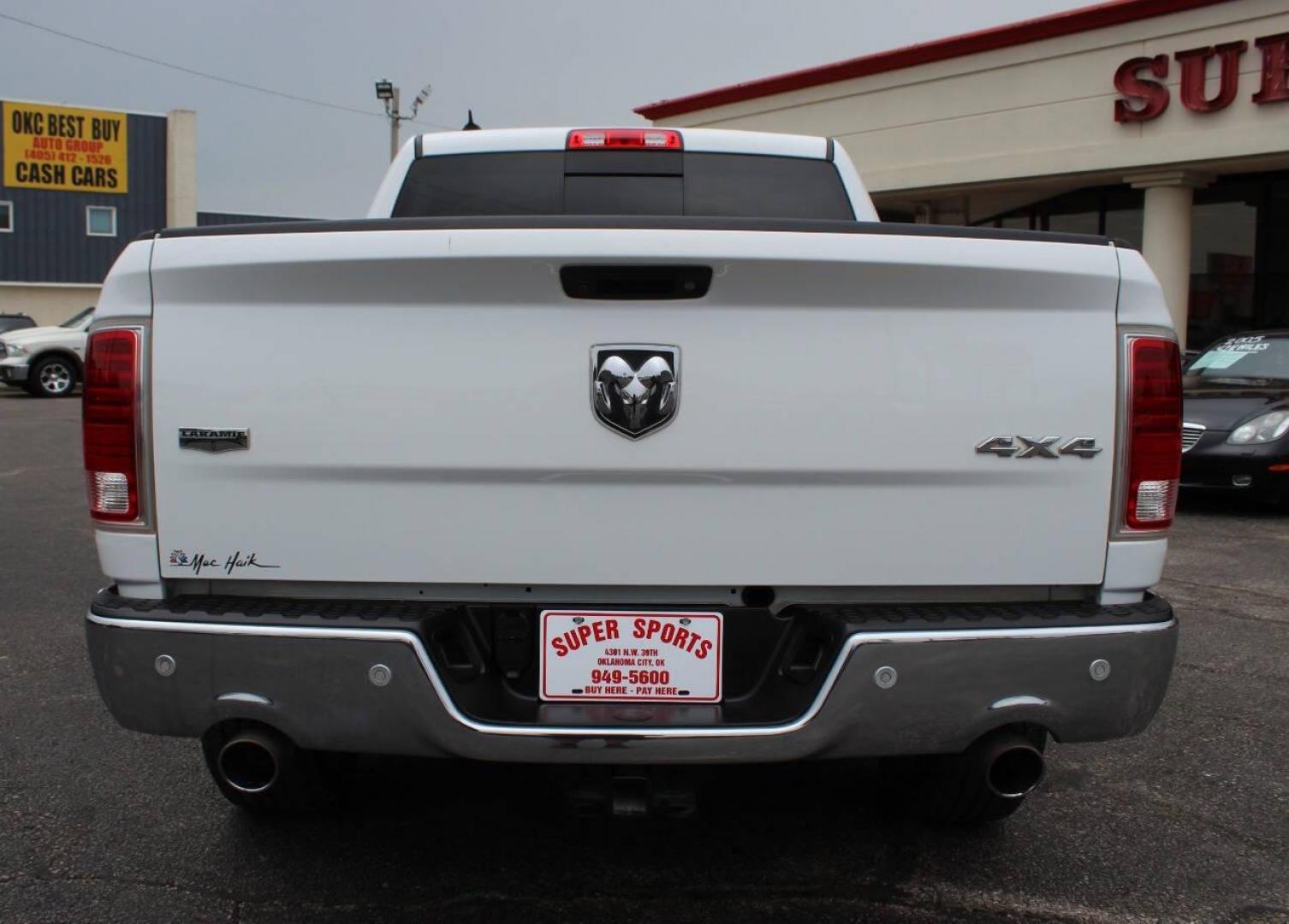 2018 White RAM 1500 Laramie Crew Cab SWB 4WD (1C6RR7NT5JS) with an 5.7L V8 OHV 16V engine, 8A transmission, located at 4301 NW 39th , Oklahoma City, OK, 73112, (405) 949-5600, 35.512135, -97.598671 - NO DRIVERS LICENCE -NO FULL COVERAGE INSURANCE - NO CREDIT CHECK. COME ON OVER TO SUPERSPORTS, TAKE A LOOK AND TEST DRIVE. PLEASE GIVE US A CALL AT (405) 949-5600. NO LICENCIA DE CONDUCIR - NO SEGURO DE COBERTURA TOTAL - NO VERIFICACION DE CREDITO. VISITENOS EN SUPERSPORTS, MIRE NUES - Photo#9