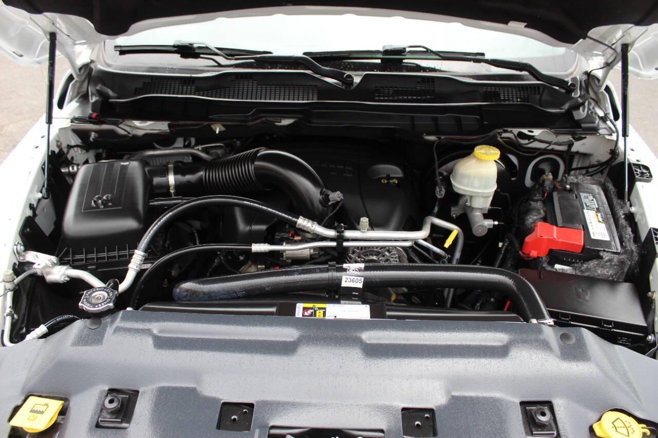 2018 White RAM 1500 Laramie Crew Cab SWB 4WD (1C6RR7NT5JS) with an 5.7L V8 OHV 16V engine, 8A transmission, located at 4301 NW 39th , Oklahoma City, OK, 73112, (405) 949-5600, 35.512135, -97.598671 - NO DRIVERS LICENCE -NO FULL COVERAGE INSURANCE - NO CREDIT CHECK. COME ON OVER TO SUPERSPORTS, TAKE A LOOK AND TEST DRIVE. PLEASE GIVE US A CALL AT (405) 949-5600. NO LICENCIA DE CONDUCIR - NO SEGURO DE COBERTURA TOTAL - NO VERIFICACION DE CREDITO. VISITENOS EN SUPERSPORTS, MIRE NUES - Photo#9