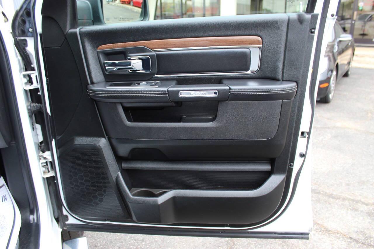 2018 White RAM 1500 Laramie Crew Cab SWB 4WD (1C6RR7NT5JS) with an 5.7L V8 OHV 16V engine, 8A transmission, located at 4301 NW 39th , Oklahoma City, OK, 73112, (405) 949-5600, 35.512135, -97.598671 - NO DRIVERS LICENCE -NO FULL COVERAGE INSURANCE - NO CREDIT CHECK. COME ON OVER TO SUPERSPORTS, TAKE A LOOK AND TEST DRIVE. PLEASE GIVE US A CALL AT (405) 949-5600. NO LICENCIA DE CONDUCIR - NO SEGURO DE COBERTURA TOTAL - NO VERIFICACION DE CREDITO. VISITENOS EN SUPERSPORTS, MIRE NUES - Photo#11