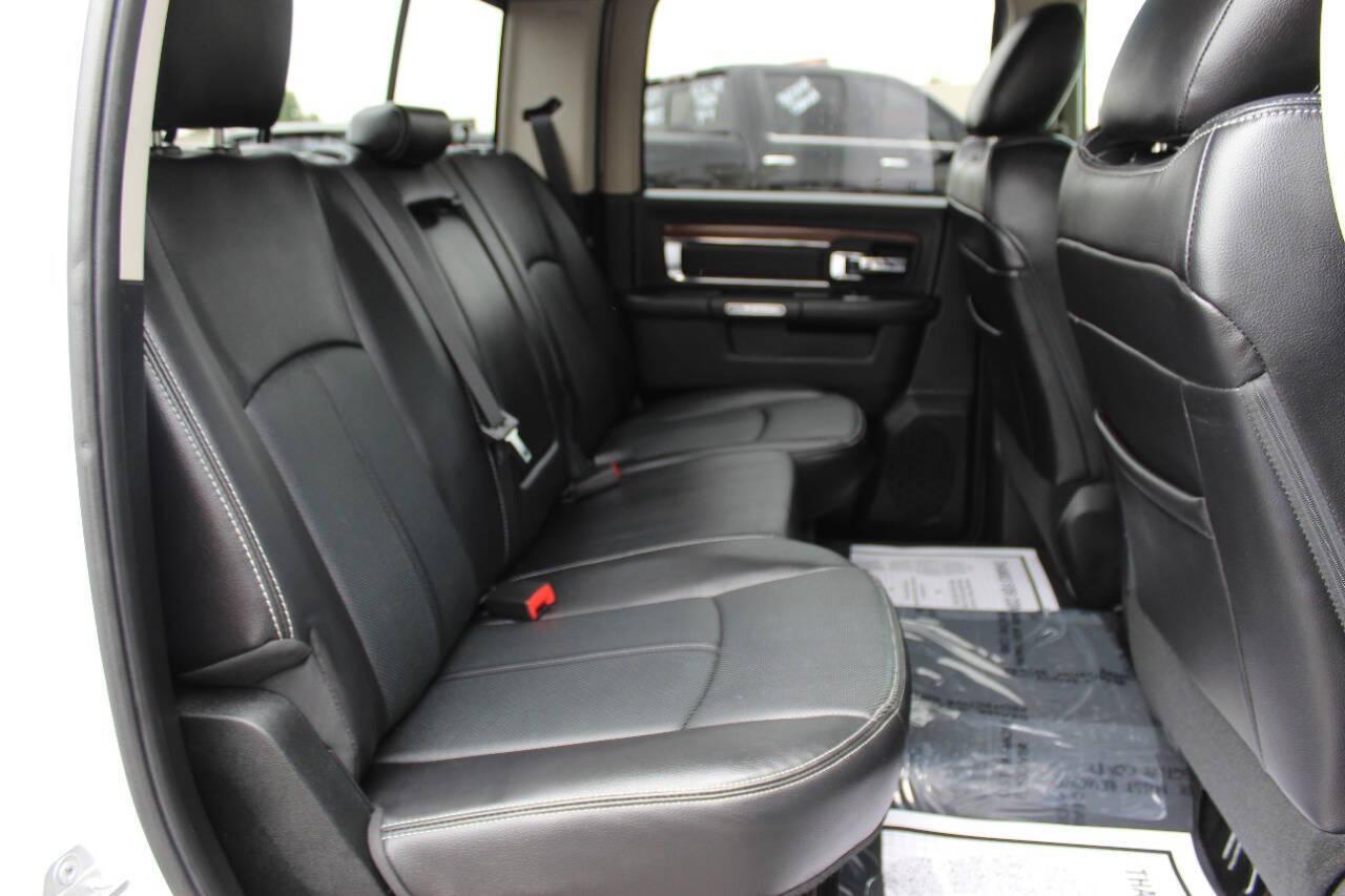 2018 White RAM 1500 Laramie Crew Cab SWB 4WD (1C6RR7NT5JS) with an 5.7L V8 OHV 16V engine, 8A transmission, located at 4301 NW 39th , Oklahoma City, OK, 73112, (405) 949-5600, 35.512135, -97.598671 - NO DRIVERS LICENCE -NO FULL COVERAGE INSURANCE - NO CREDIT CHECK. COME ON OVER TO SUPERSPORTS, TAKE A LOOK AND TEST DRIVE. PLEASE GIVE US A CALL AT (405) 949-5600. NO LICENCIA DE CONDUCIR - NO SEGURO DE COBERTURA TOTAL - NO VERIFICACION DE CREDITO. VISITENOS EN SUPERSPORTS, MIRE NUES - Photo#12