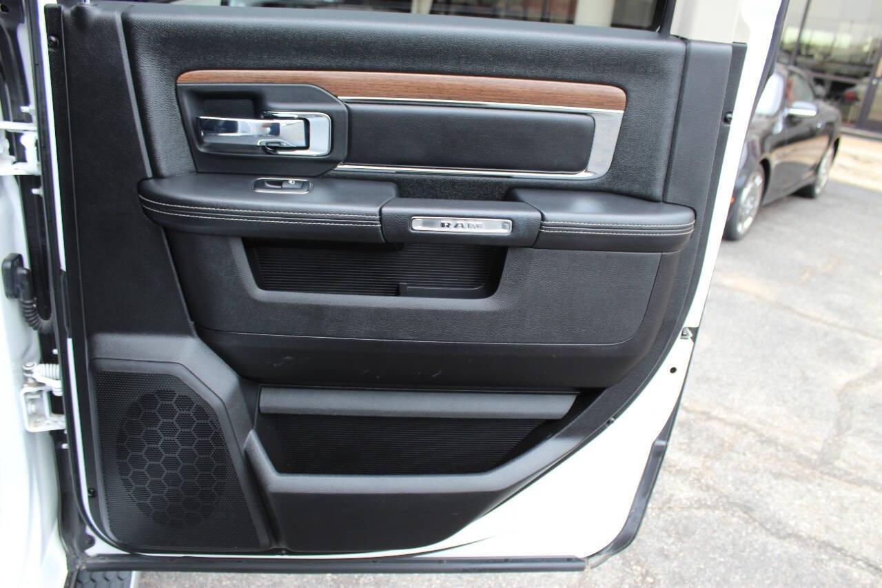 2018 White RAM 1500 Laramie Crew Cab SWB 4WD (1C6RR7NT5JS) with an 5.7L V8 OHV 16V engine, 8A transmission, located at 4301 NW 39th , Oklahoma City, OK, 73112, (405) 949-5600, 35.512135, -97.598671 - NO DRIVERS LICENCE -NO FULL COVERAGE INSURANCE - NO CREDIT CHECK. COME ON OVER TO SUPERSPORTS, TAKE A LOOK AND TEST DRIVE. PLEASE GIVE US A CALL AT (405) 949-5600. NO LICENCIA DE CONDUCIR - NO SEGURO DE COBERTURA TOTAL - NO VERIFICACION DE CREDITO. VISITENOS EN SUPERSPORTS, MIRE NUES - Photo#13