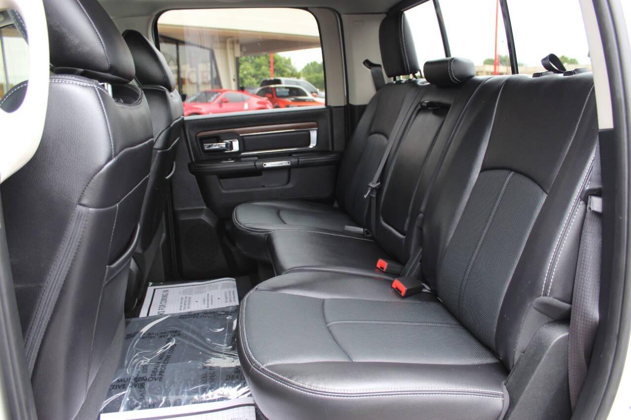 2018 White RAM 1500 Laramie Crew Cab SWB 4WD (1C6RR7NT5JS) with an 5.7L V8 OHV 16V engine, 8A transmission, located at 4301 NW 39th , Oklahoma City, OK, 73112, (405) 949-5600, 35.512135, -97.598671 - NO DRIVERS LICENCE -NO FULL COVERAGE INSURANCE - NO CREDIT CHECK. COME ON OVER TO SUPERSPORTS, TAKE A LOOK AND TEST DRIVE. PLEASE GIVE US A CALL AT (405) 949-5600. NO LICENCIA DE CONDUCIR - NO SEGURO DE COBERTURA TOTAL - NO VERIFICACION DE CREDITO. VISITENOS EN SUPERSPORTS, MIRE NUES - Photo#14