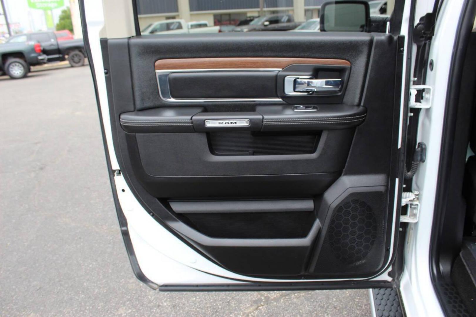 2018 White RAM 1500 Laramie Crew Cab SWB 4WD (1C6RR7NT5JS) with an 5.7L V8 OHV 16V engine, 8A transmission, located at 4301 NW 39th , Oklahoma City, OK, 73112, (405) 949-5600, 35.512135, -97.598671 - NO DRIVERS LICENCE -NO FULL COVERAGE INSURANCE - NO CREDIT CHECK. COME ON OVER TO SUPERSPORTS, TAKE A LOOK AND TEST DRIVE. PLEASE GIVE US A CALL AT (405) 949-5600. NO LICENCIA DE CONDUCIR - NO SEGURO DE COBERTURA TOTAL - NO VERIFICACION DE CREDITO. VISITENOS EN SUPERSPORTS, MIRE NUES - Photo#16
