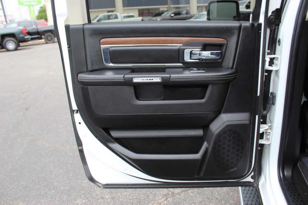 2018 White RAM 1500 Laramie Crew Cab SWB 4WD (1C6RR7NT5JS) with an 5.7L V8 OHV 16V engine, 8A transmission, located at 4301 NW 39th , Oklahoma City, OK, 73112, (405) 949-5600, 35.512135, -97.598671 - NO DRIVERS LICENCE -NO FULL COVERAGE INSURANCE - NO CREDIT CHECK. COME ON OVER TO SUPERSPORTS, TAKE A LOOK AND TEST DRIVE. PLEASE GIVE US A CALL AT (405) 949-5600. NO LICENCIA DE CONDUCIR - NO SEGURO DE COBERTURA TOTAL - NO VERIFICACION DE CREDITO. VISITENOS EN SUPERSPORTS, MIRE NUES - Photo#15