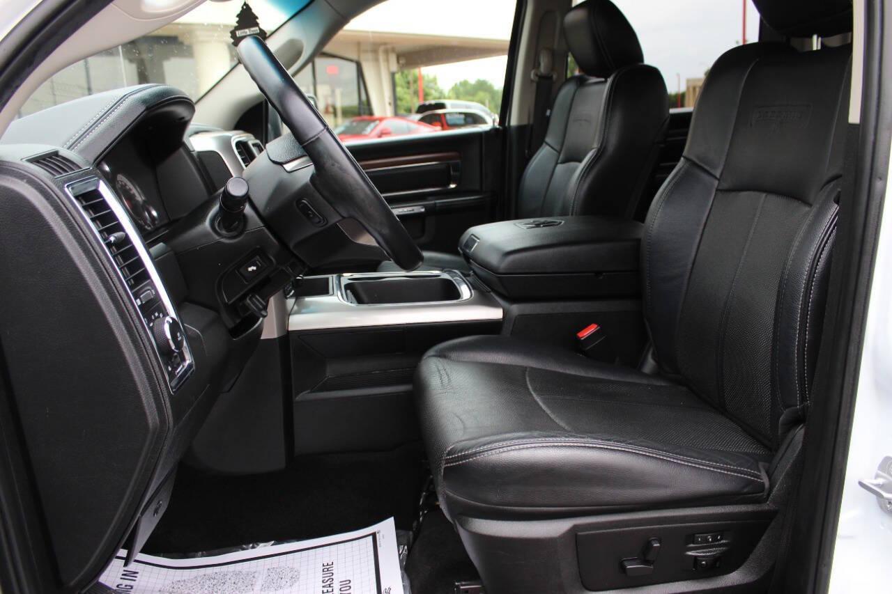 2018 White RAM 1500 Laramie Crew Cab SWB 4WD (1C6RR7NT5JS) with an 5.7L V8 OHV 16V engine, 8A transmission, located at 4301 NW 39th , Oklahoma City, OK, 73112, (405) 949-5600, 35.512135, -97.598671 - NO DRIVERS LICENCE -NO FULL COVERAGE INSURANCE - NO CREDIT CHECK. COME ON OVER TO SUPERSPORTS, TAKE A LOOK AND TEST DRIVE. PLEASE GIVE US A CALL AT (405) 949-5600. NO LICENCIA DE CONDUCIR - NO SEGURO DE COBERTURA TOTAL - NO VERIFICACION DE CREDITO. VISITENOS EN SUPERSPORTS, MIRE NUES - Photo#16