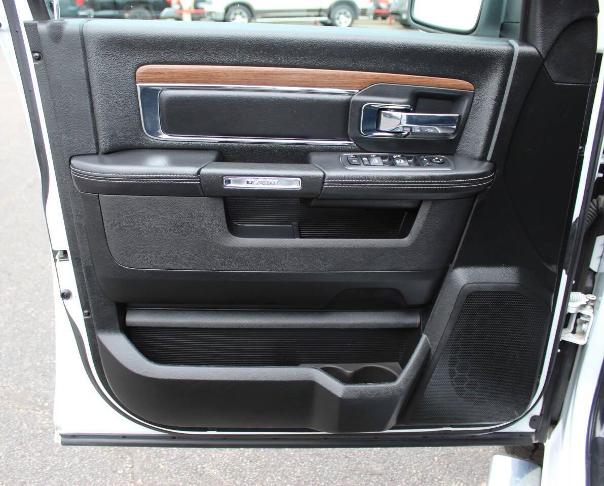 2018 White RAM 1500 Laramie Crew Cab SWB 4WD (1C6RR7NT5JS) with an 5.7L V8 OHV 16V engine, 8A transmission, located at 4301 NW 39th , Oklahoma City, OK, 73112, (405) 949-5600, 35.512135, -97.598671 - NO DRIVERS LICENCE -NO FULL COVERAGE INSURANCE - NO CREDIT CHECK. COME ON OVER TO SUPERSPORTS, TAKE A LOOK AND TEST DRIVE. PLEASE GIVE US A CALL AT (405) 949-5600. NO LICENCIA DE CONDUCIR - NO SEGURO DE COBERTURA TOTAL - NO VERIFICACION DE CREDITO. VISITENOS EN SUPERSPORTS, MIRE NUES - Photo#17